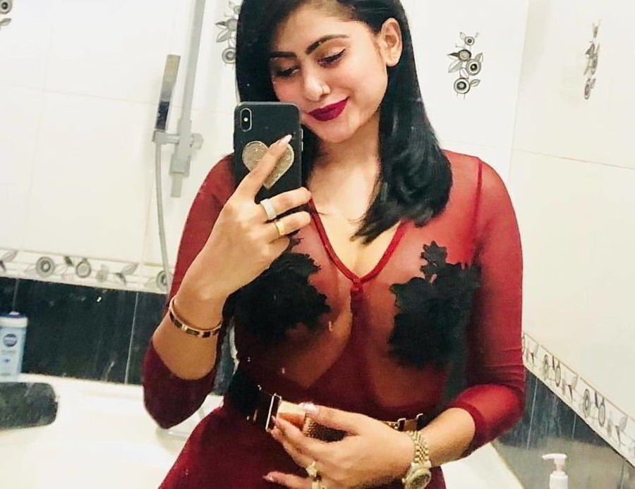 Most Famous Lankan Actress Model Enjoying with Boyfriend