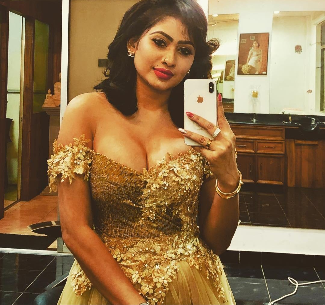 Most Famous Lankan Actress Model Enjoying with Boyfriend