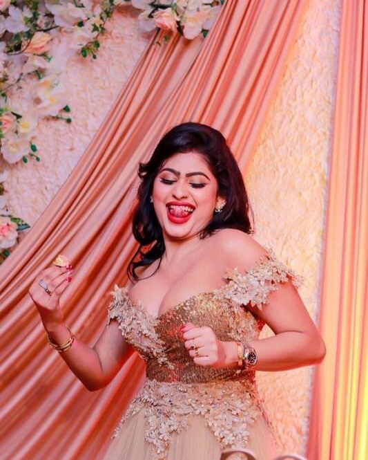 Most Famous Lankan Actress Model Enjoying with Boyfriend