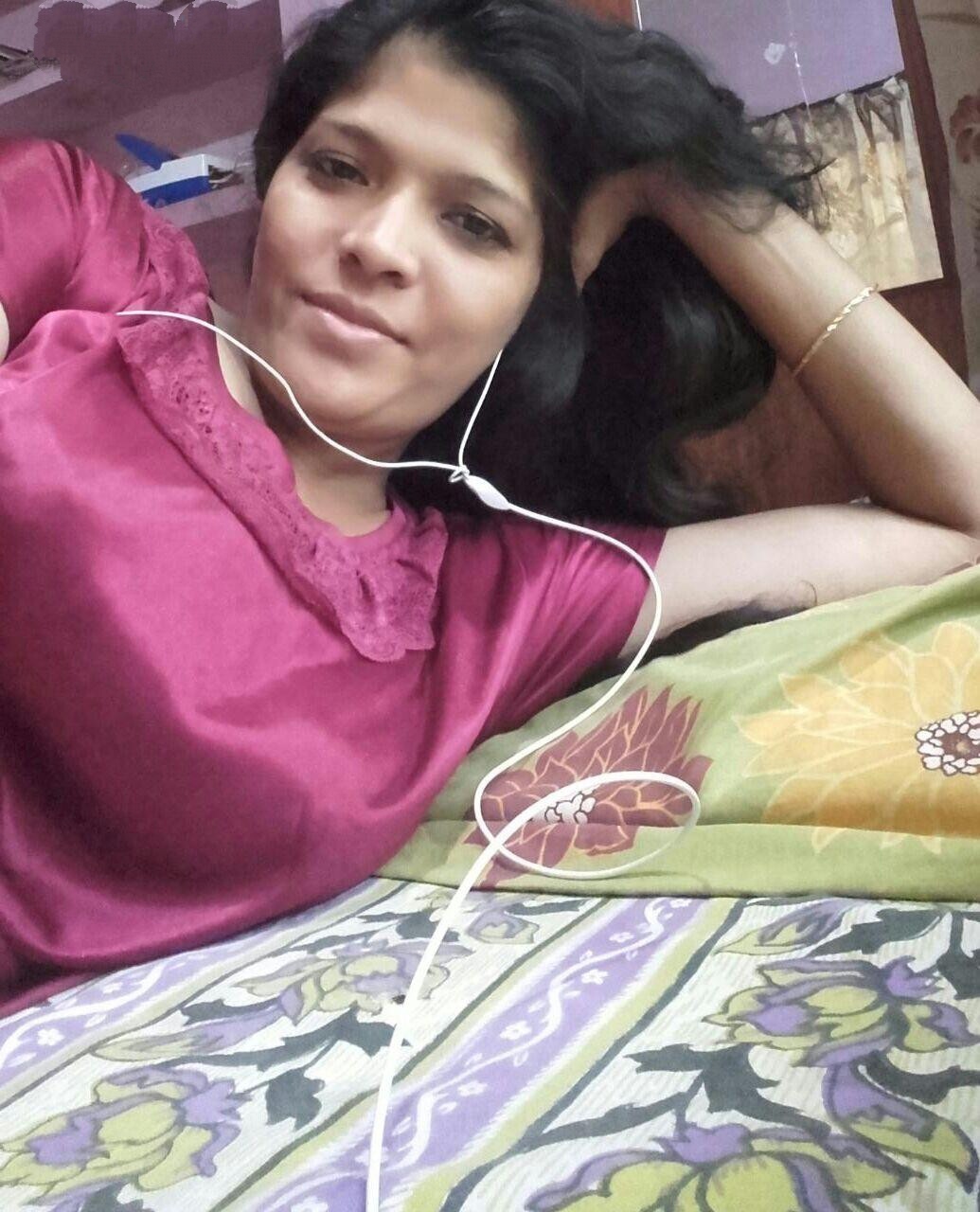 Indian beautiful aunty old collection