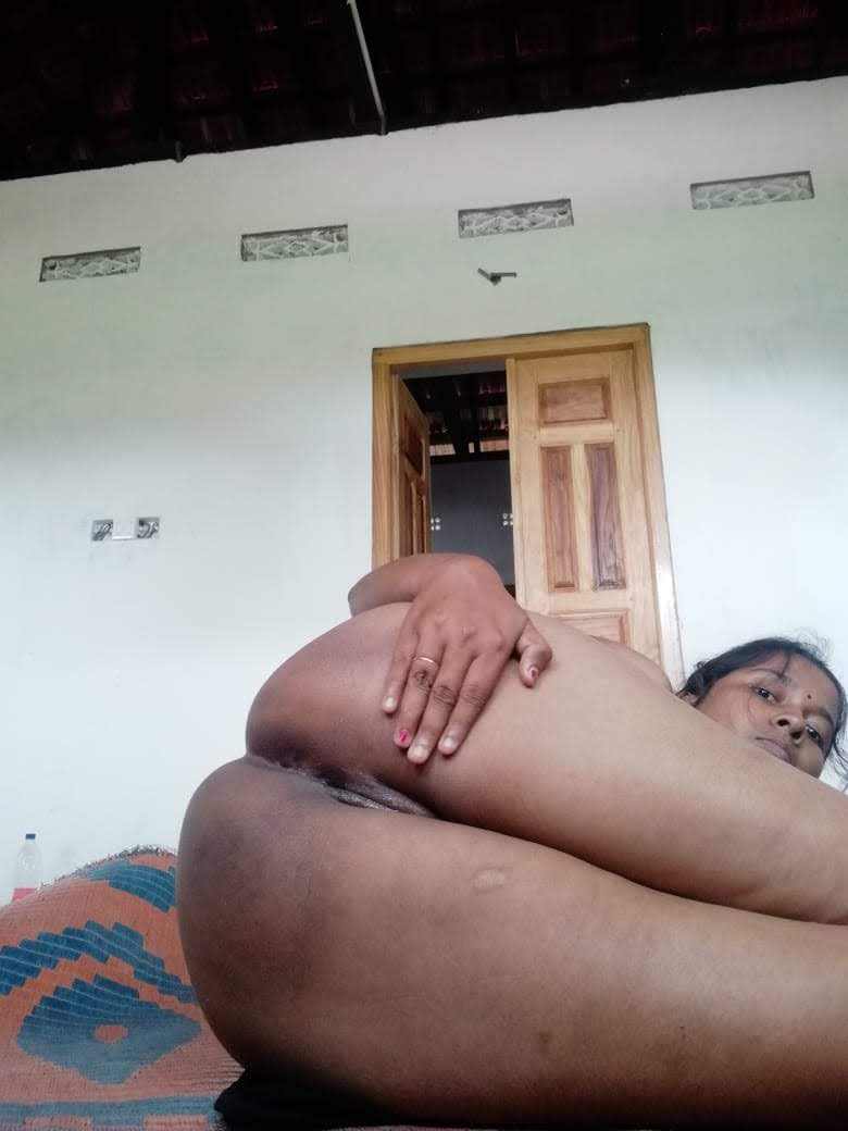 Horny Tamil Bhabhi Showing Full NUDE