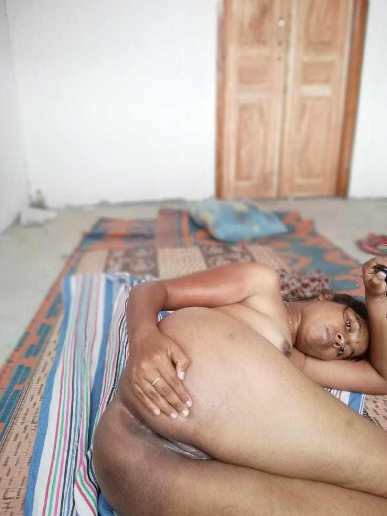 Horny Tamil Bhabhi Showing Full NUDE