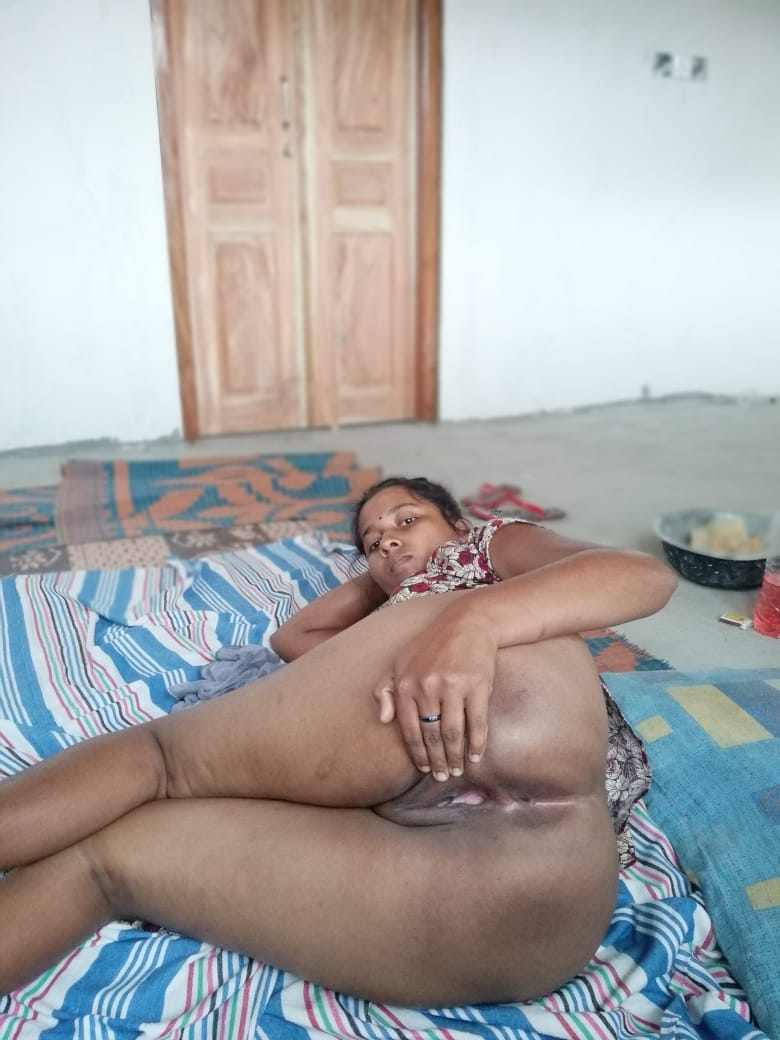 Horny Tamil Bhabhi Showing Full NUDE