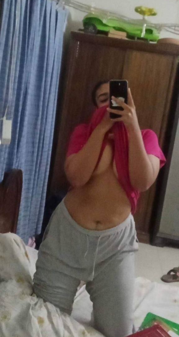 Indian beautiful girl show pic