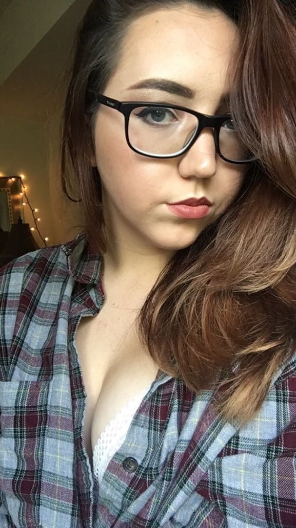 Lauren Hellstrom ( GlassesSlut ) 20 years