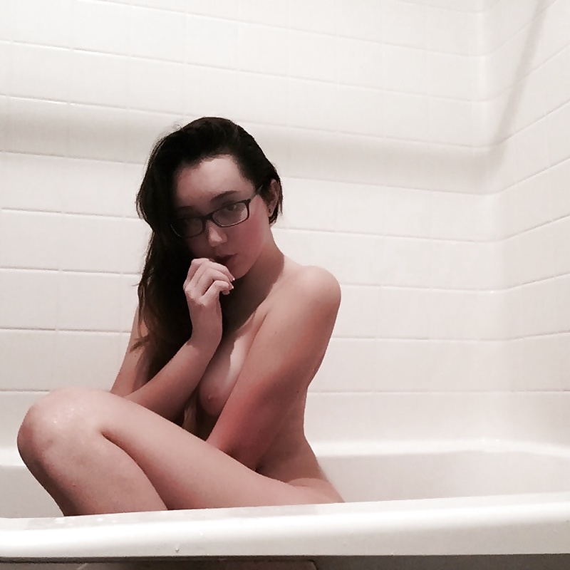 Lauren Hellstrom ( GlassesSlut ) 20 years