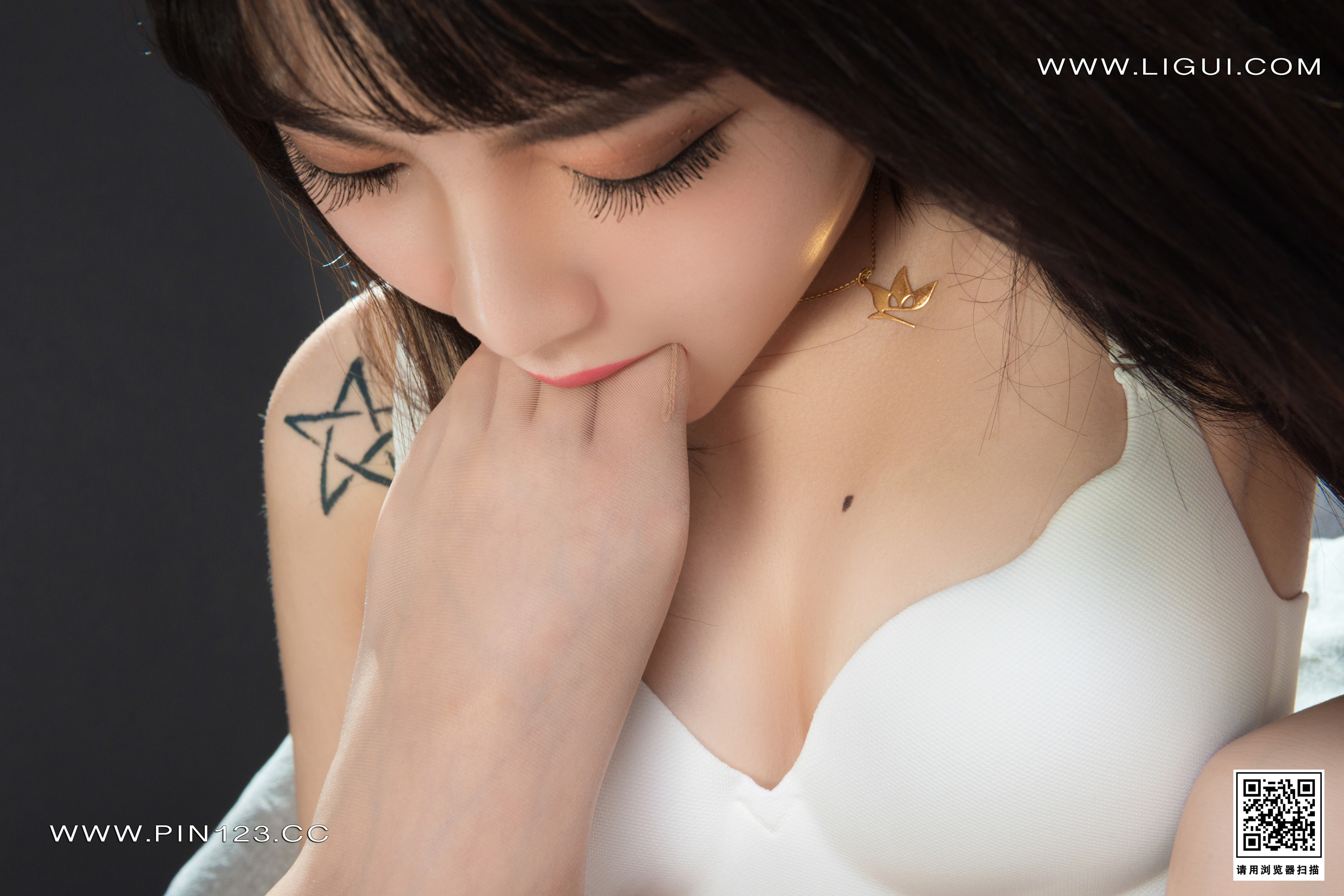 Foot Fetish Twin Flowers 105