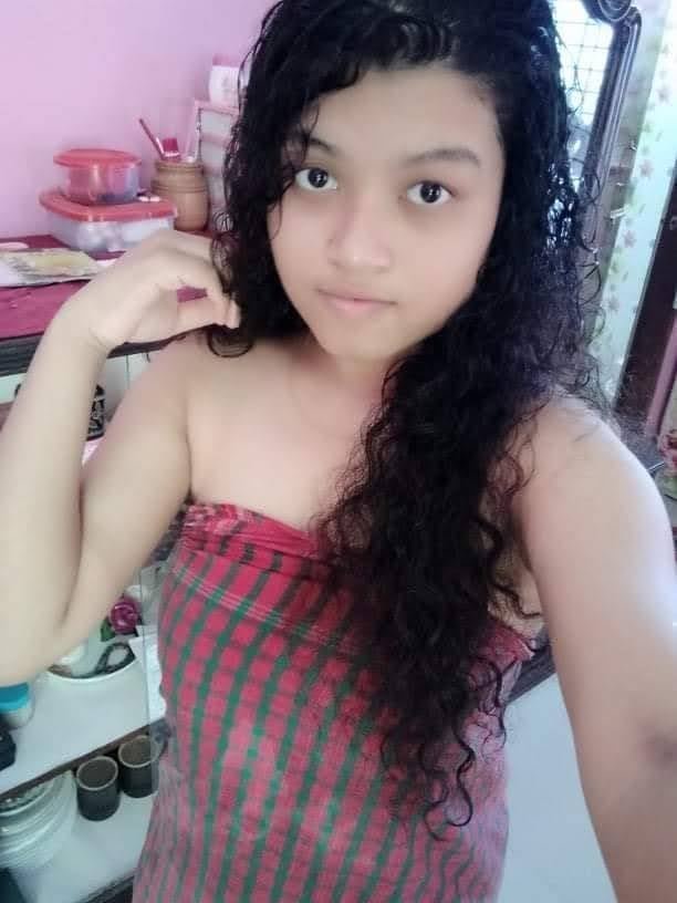 Akhi Ananna nude photo