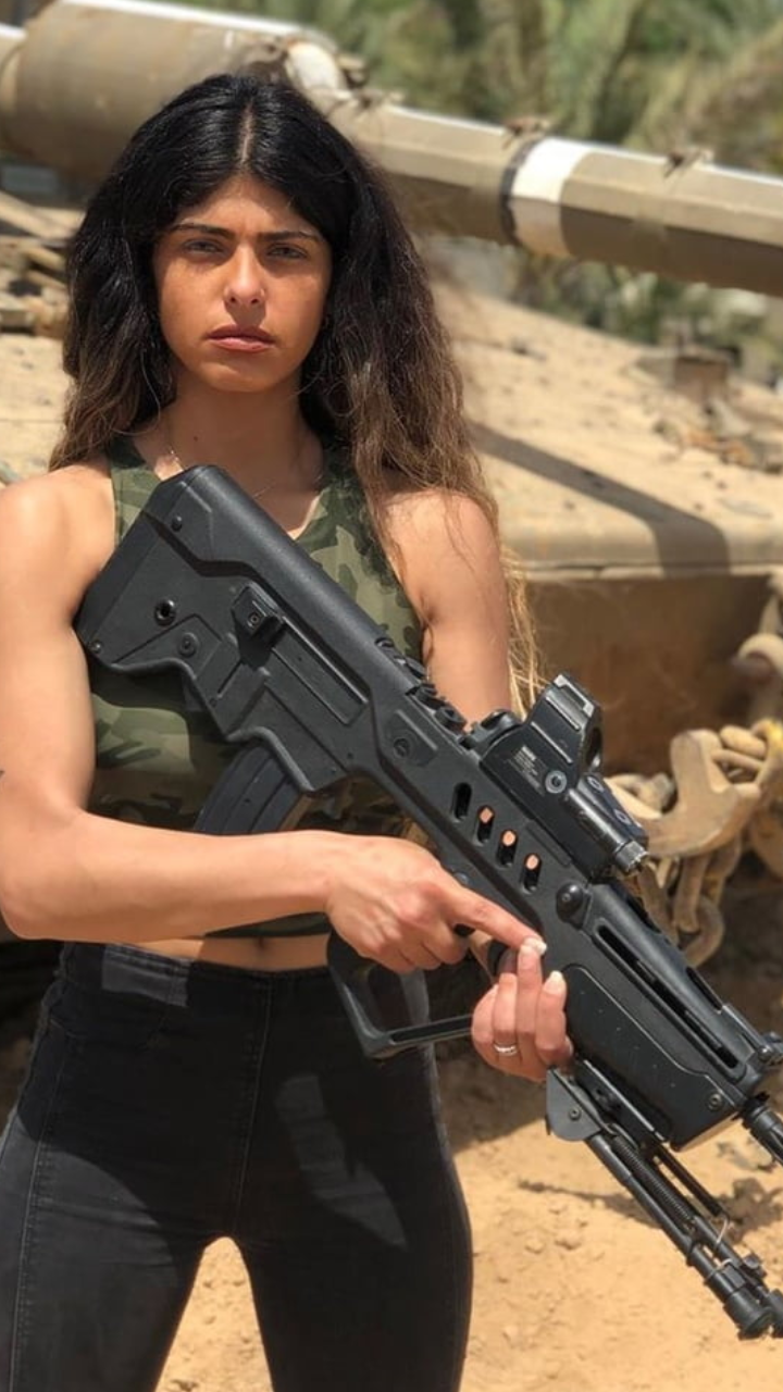 Chicks & Guns 35