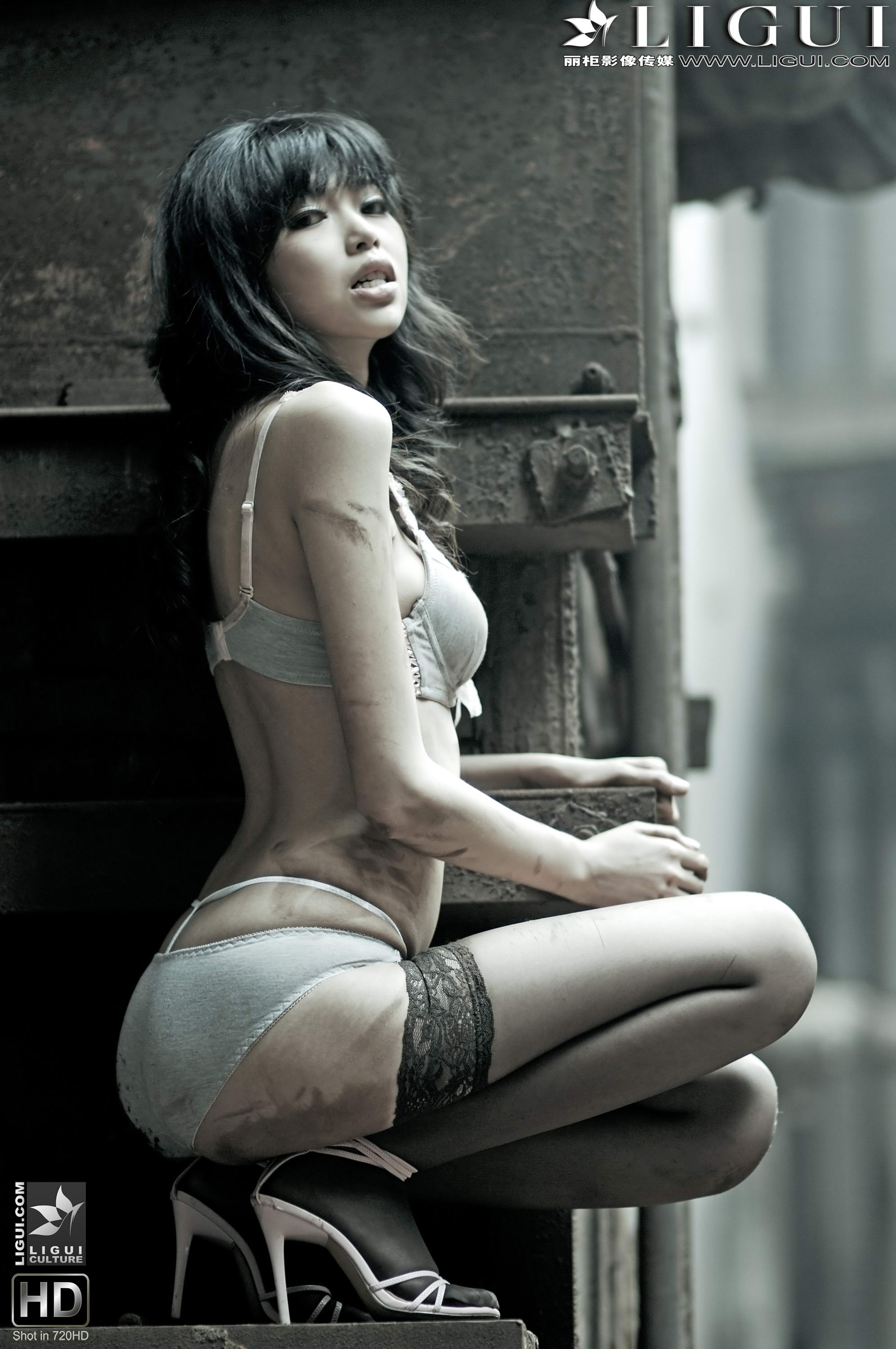 pretty lady dirty feet 3