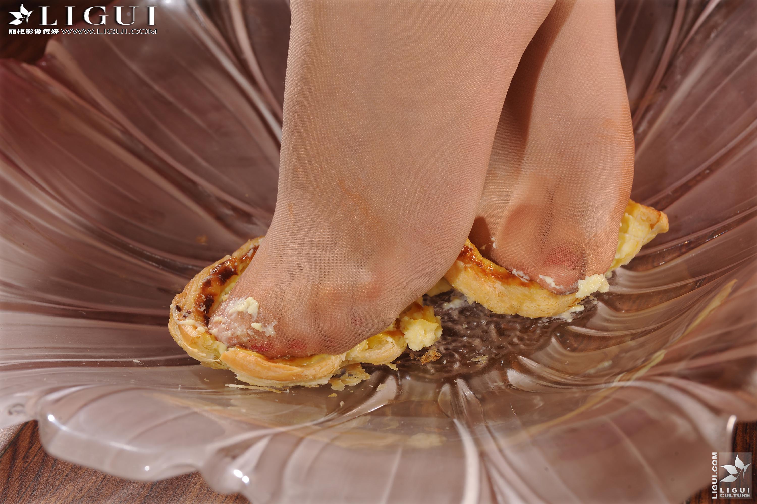 pretty lady dirty feet 6