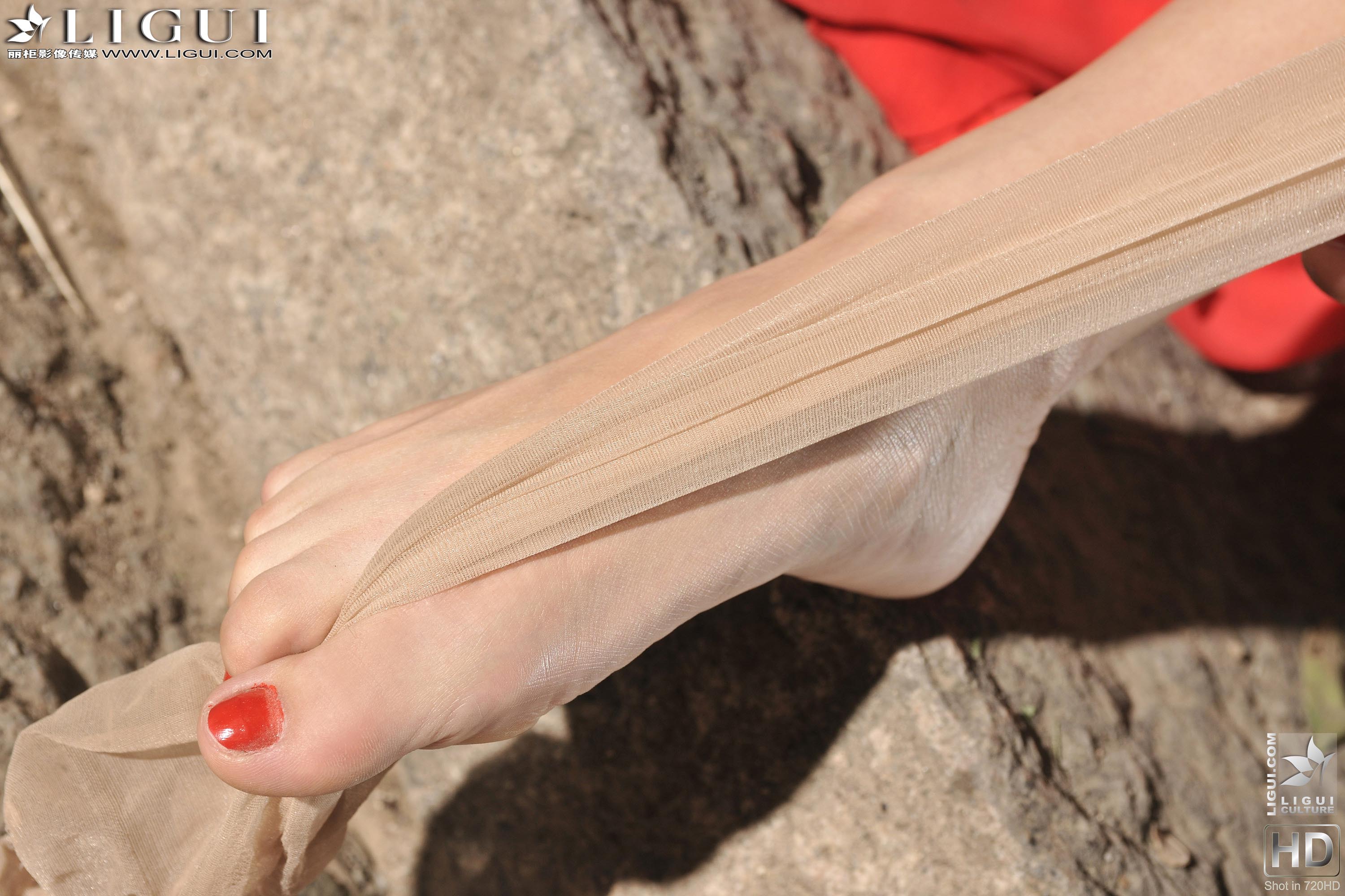 pretty lady dirty feet 8