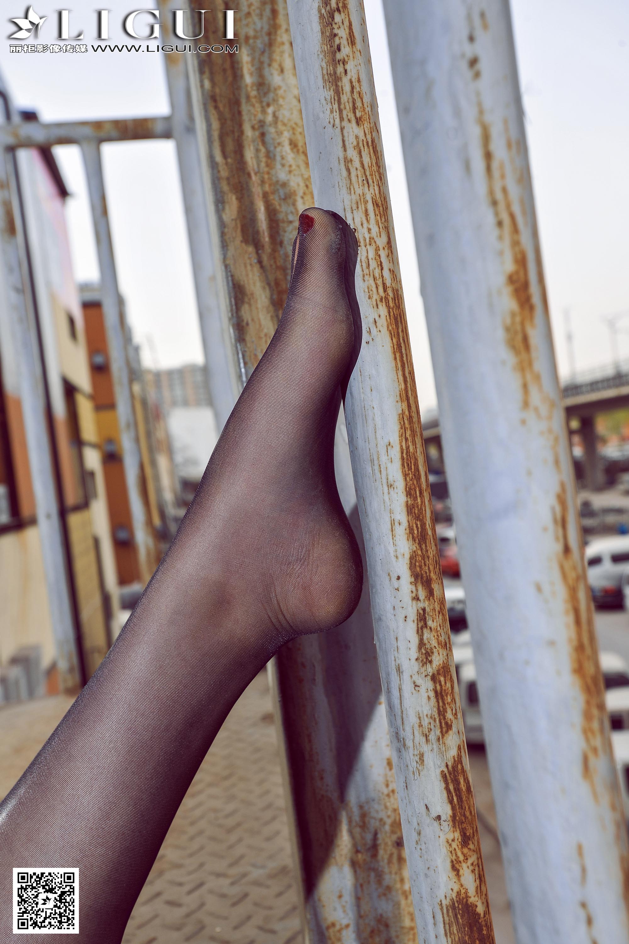 pretty lady dirty feet 13