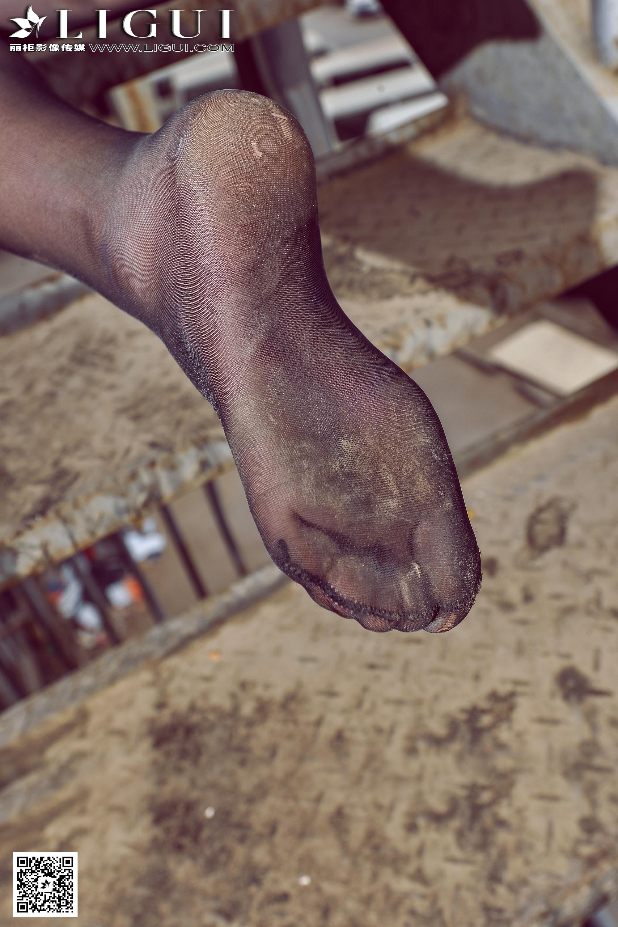 pretty lady dirty feet 13