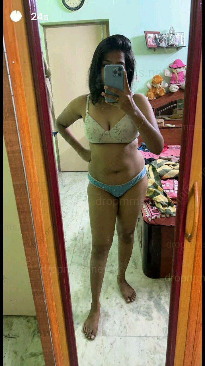 Tamil unmarried girl taking nude selfie for his boyfriend