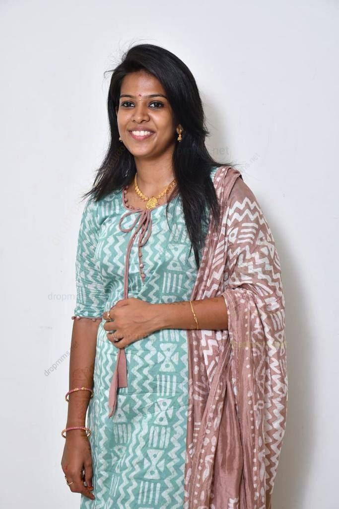 Tamil unmarried girl taking nude selfie for his boyfriend