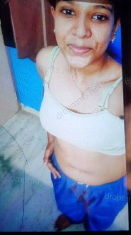 Tamil unmarried girl taking nude selfie for his boyfriend
