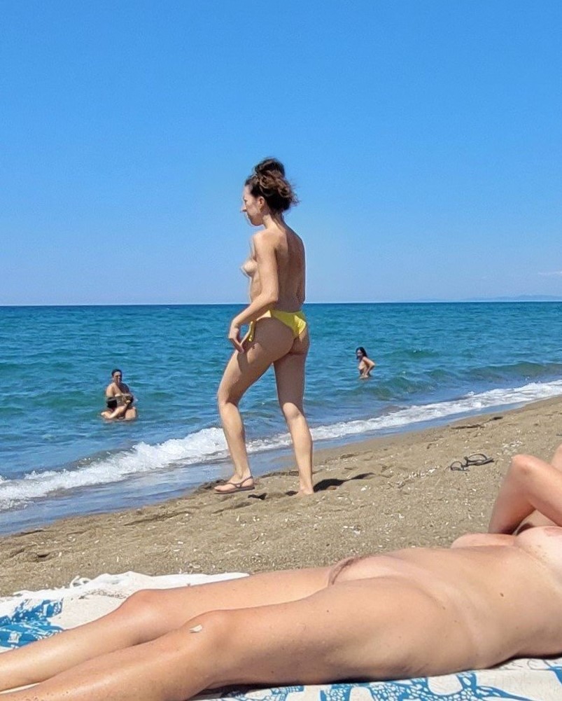 Hot Malene nudist shows her pussy to the vojeurs