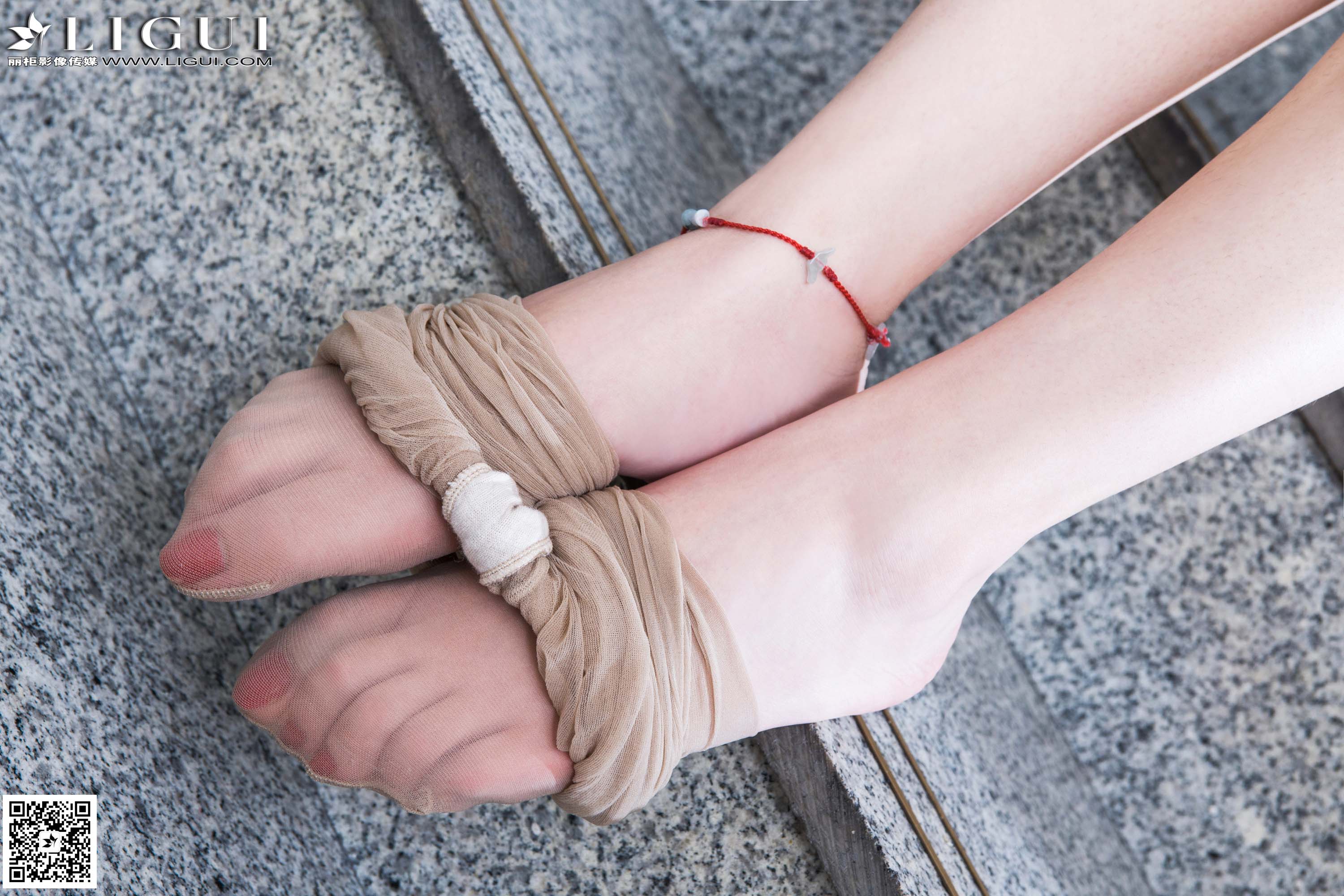 pretty lady dirty feet 22