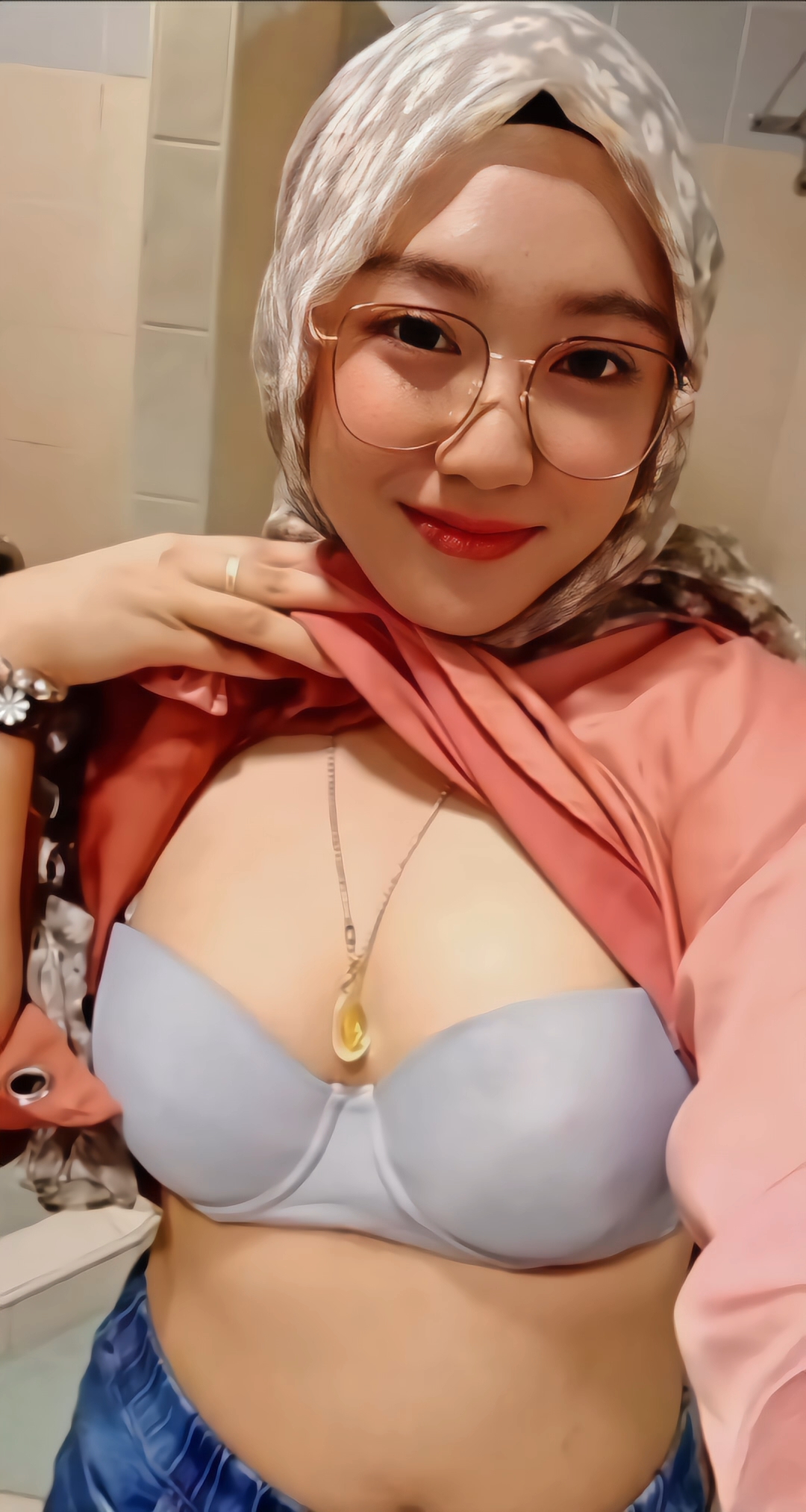 Cewek cakep suka pamer tetek