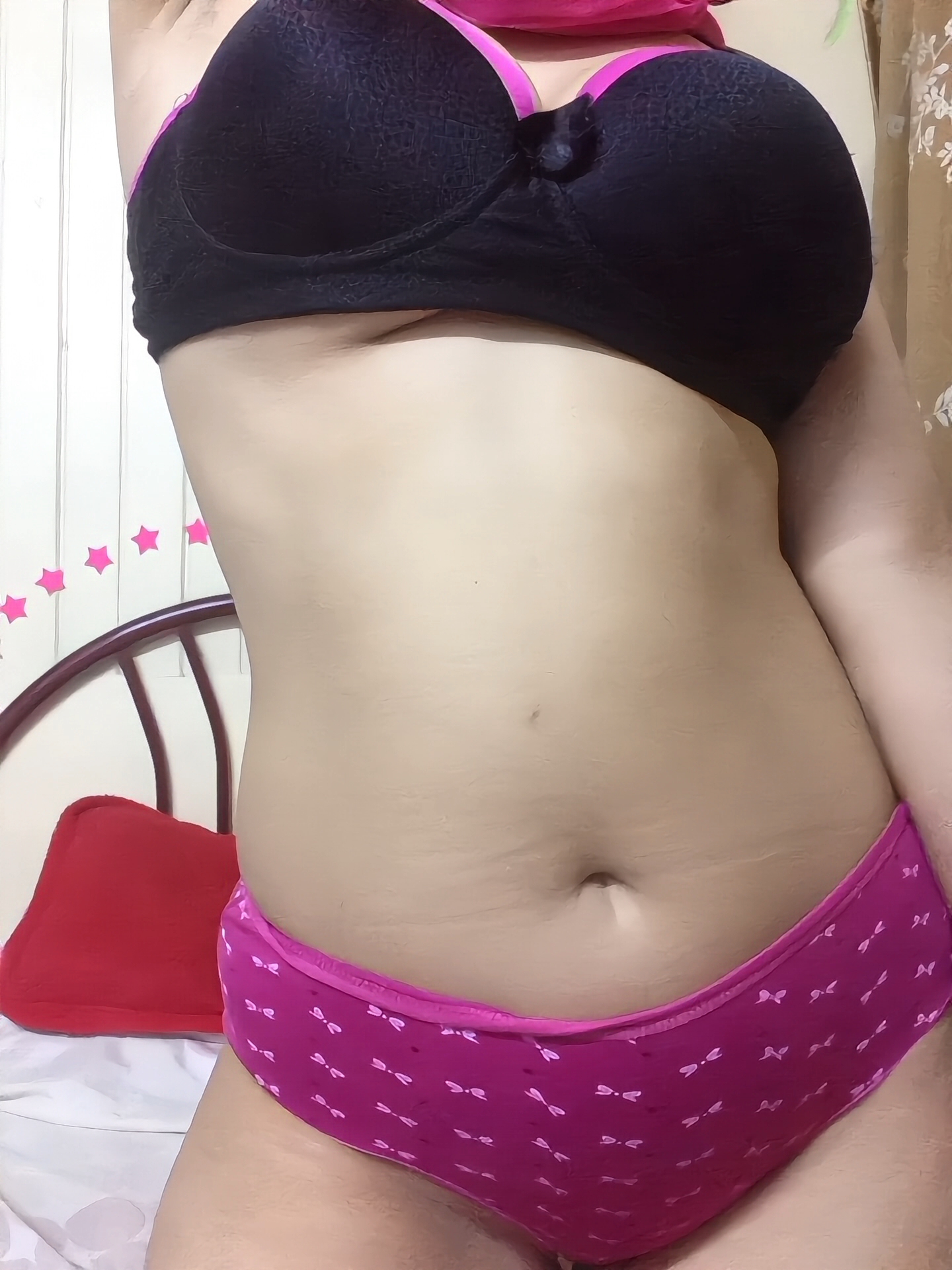 Gadis jilbab pamer memek sempit