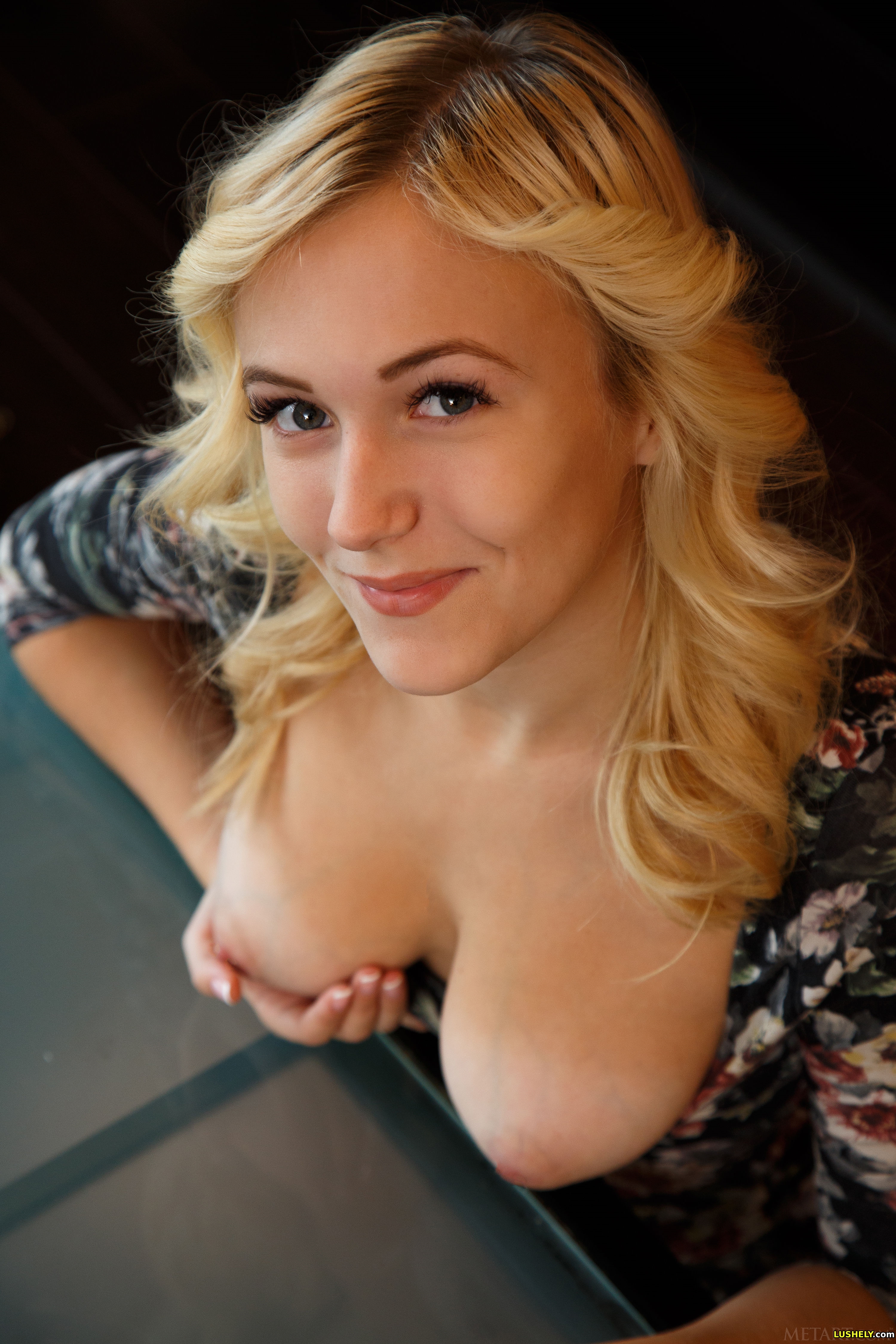 That hot women looks  absolutely hot