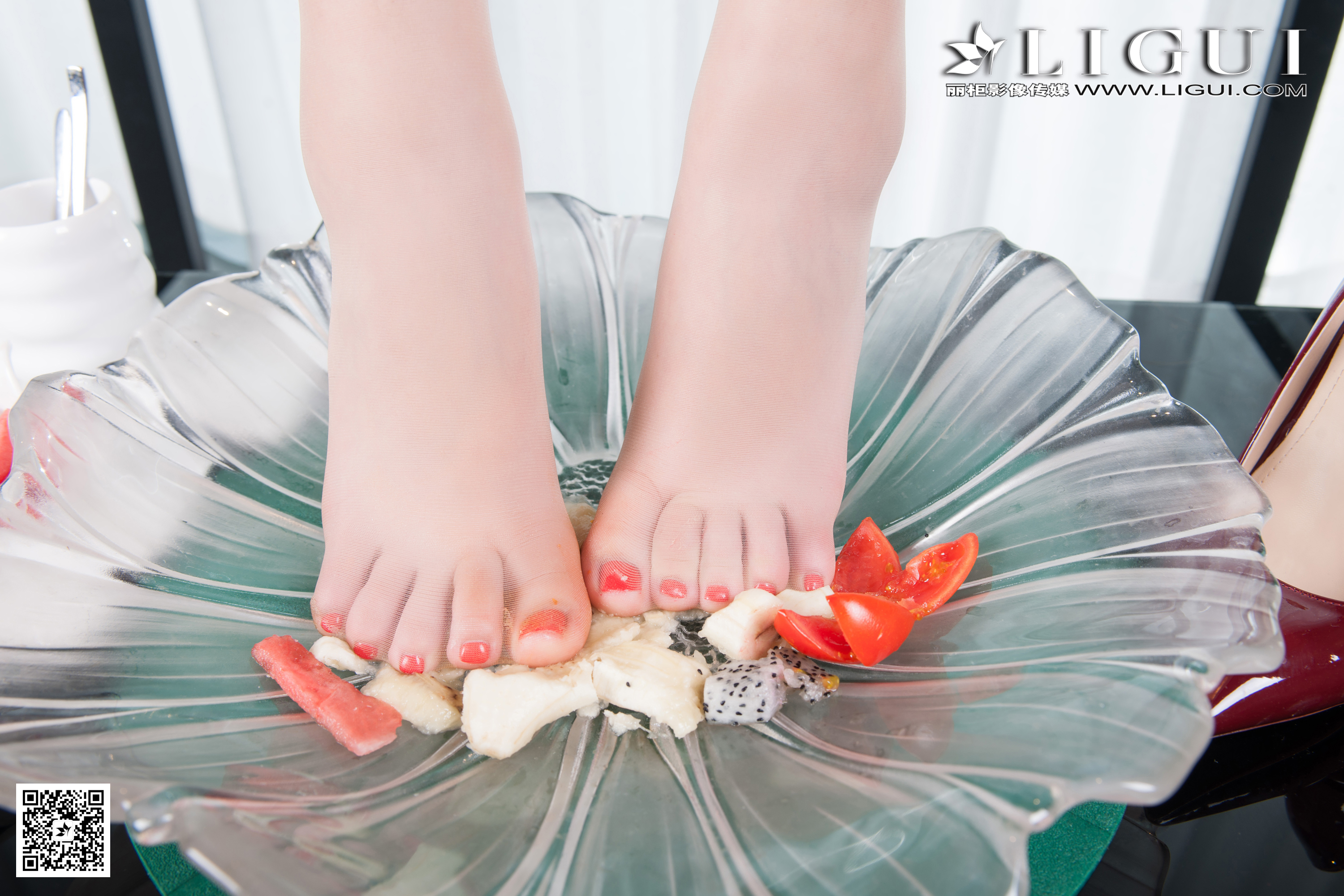 pretty lady dirty feet 42