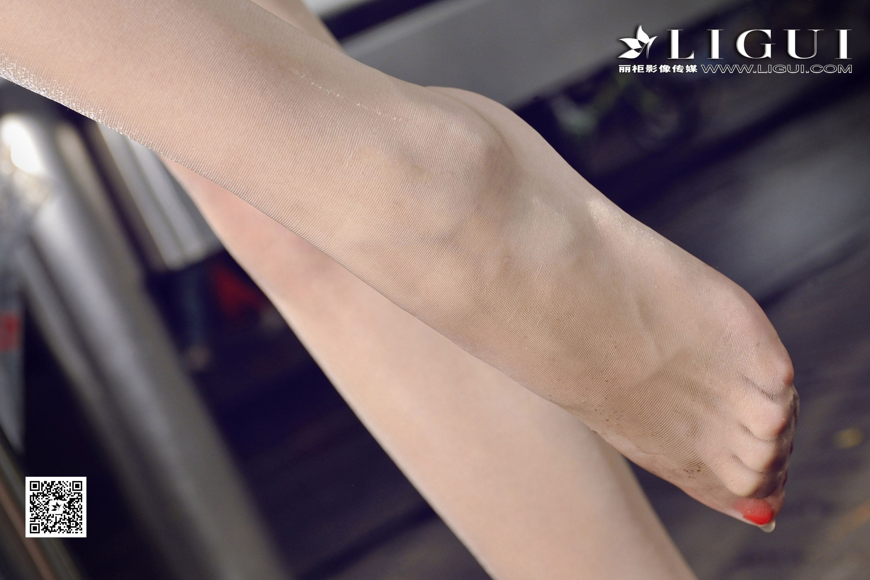 pretty lady dirty feet 44