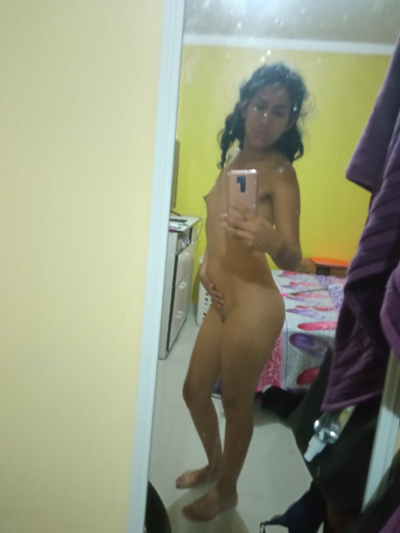 Hermosa flaquita desnuda en fotos