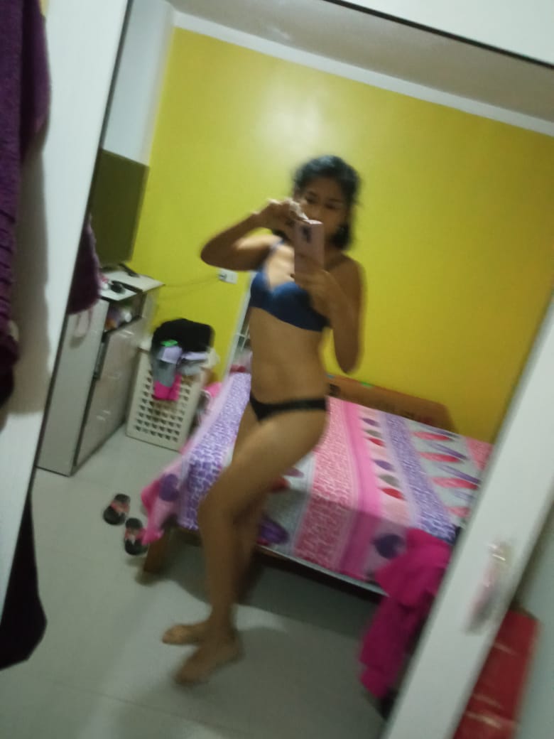 Hermosa flaquita desnuda en fotos