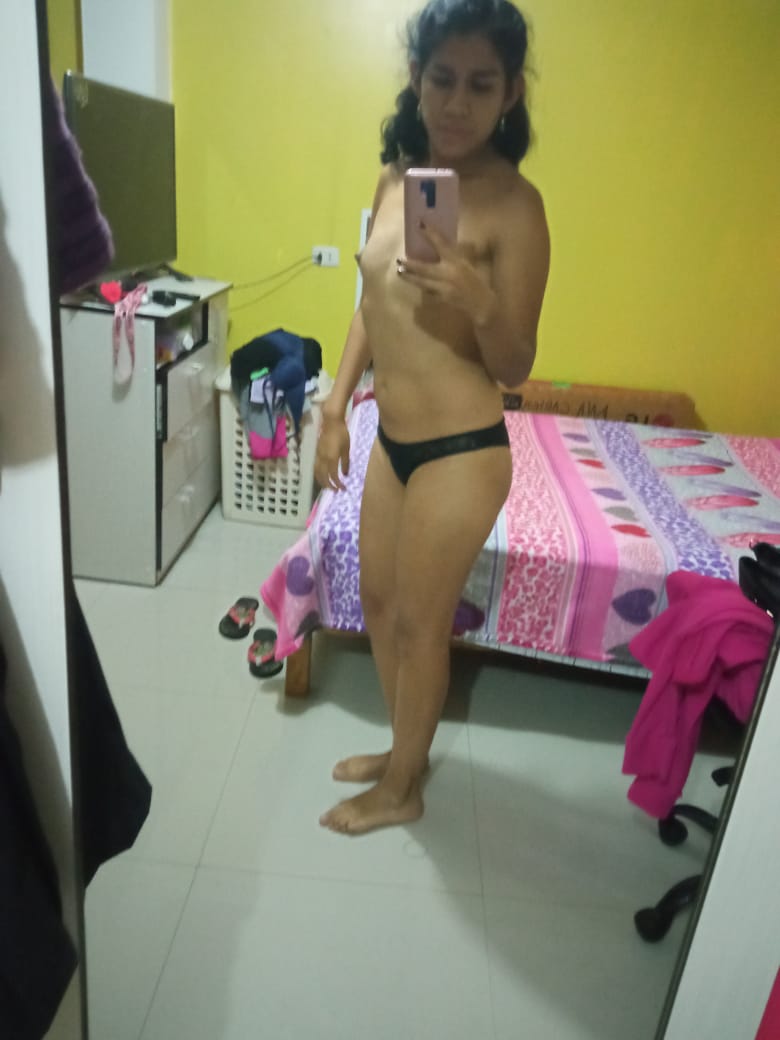 Hermosa flaquita desnuda en fotos