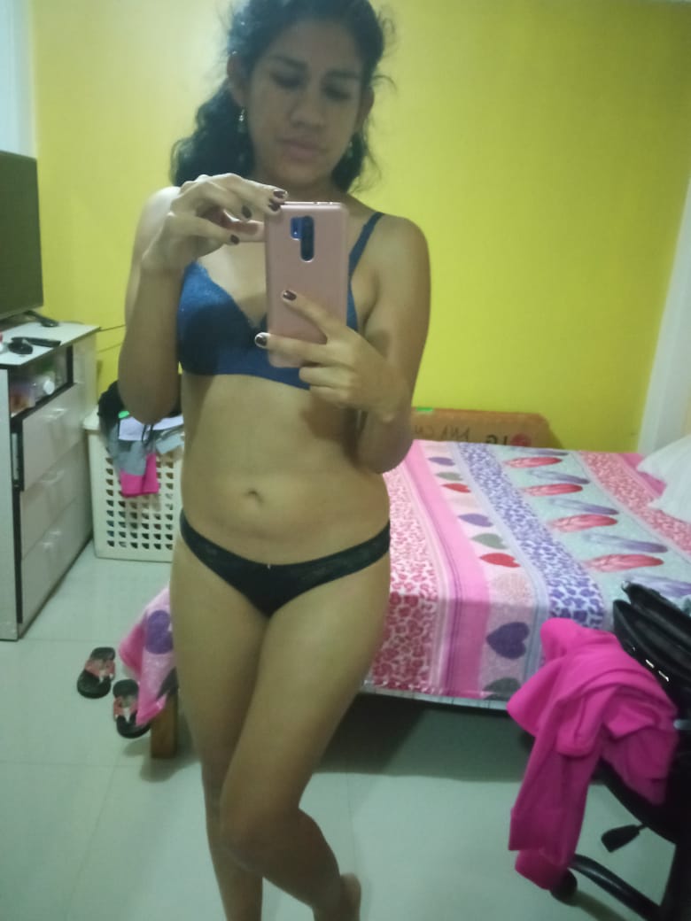 Hermosa flaquita desnuda en fotos