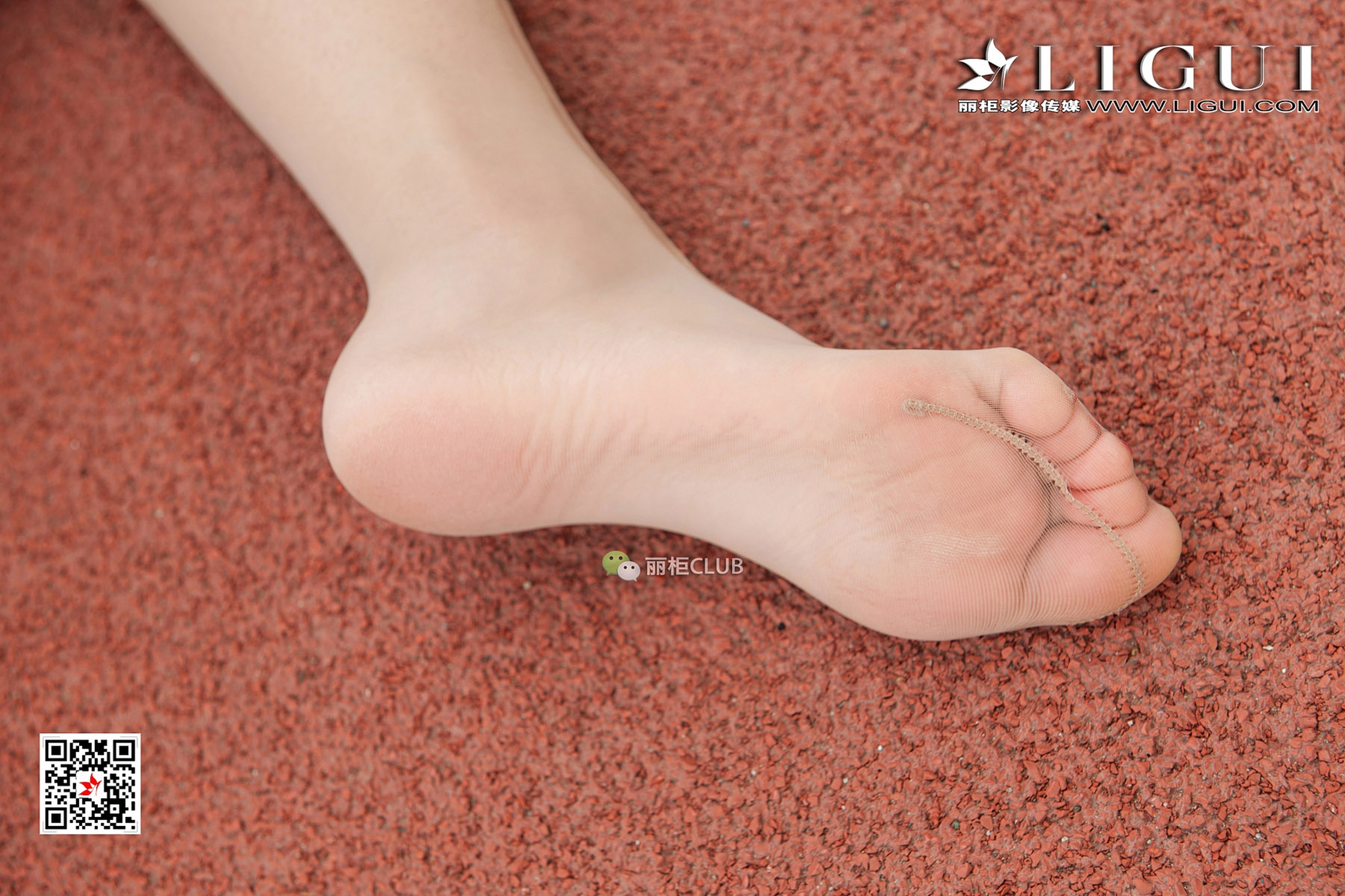 pretty lady dirty feet 45-2