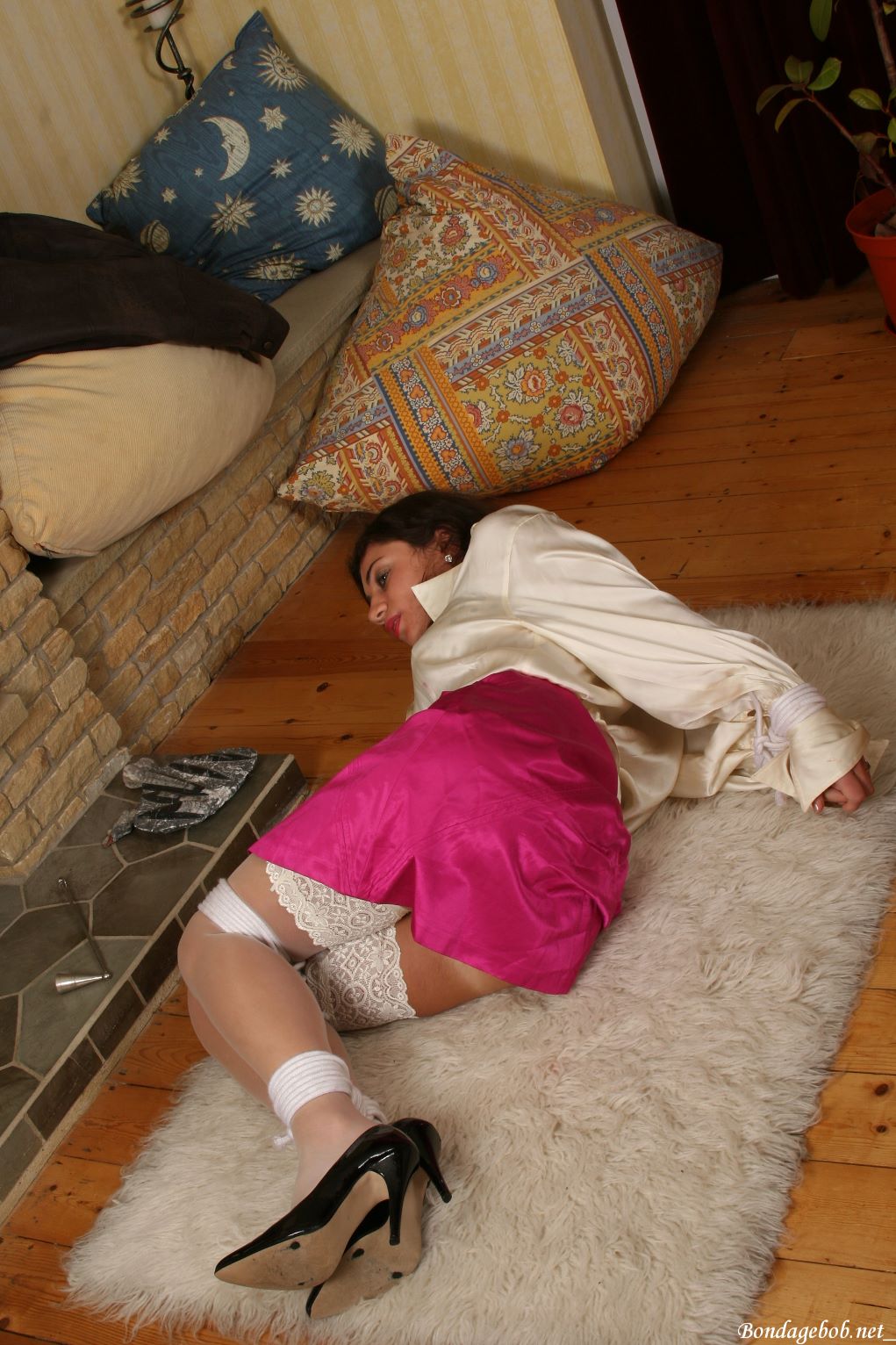 Tied Sexy Beauties 320-1