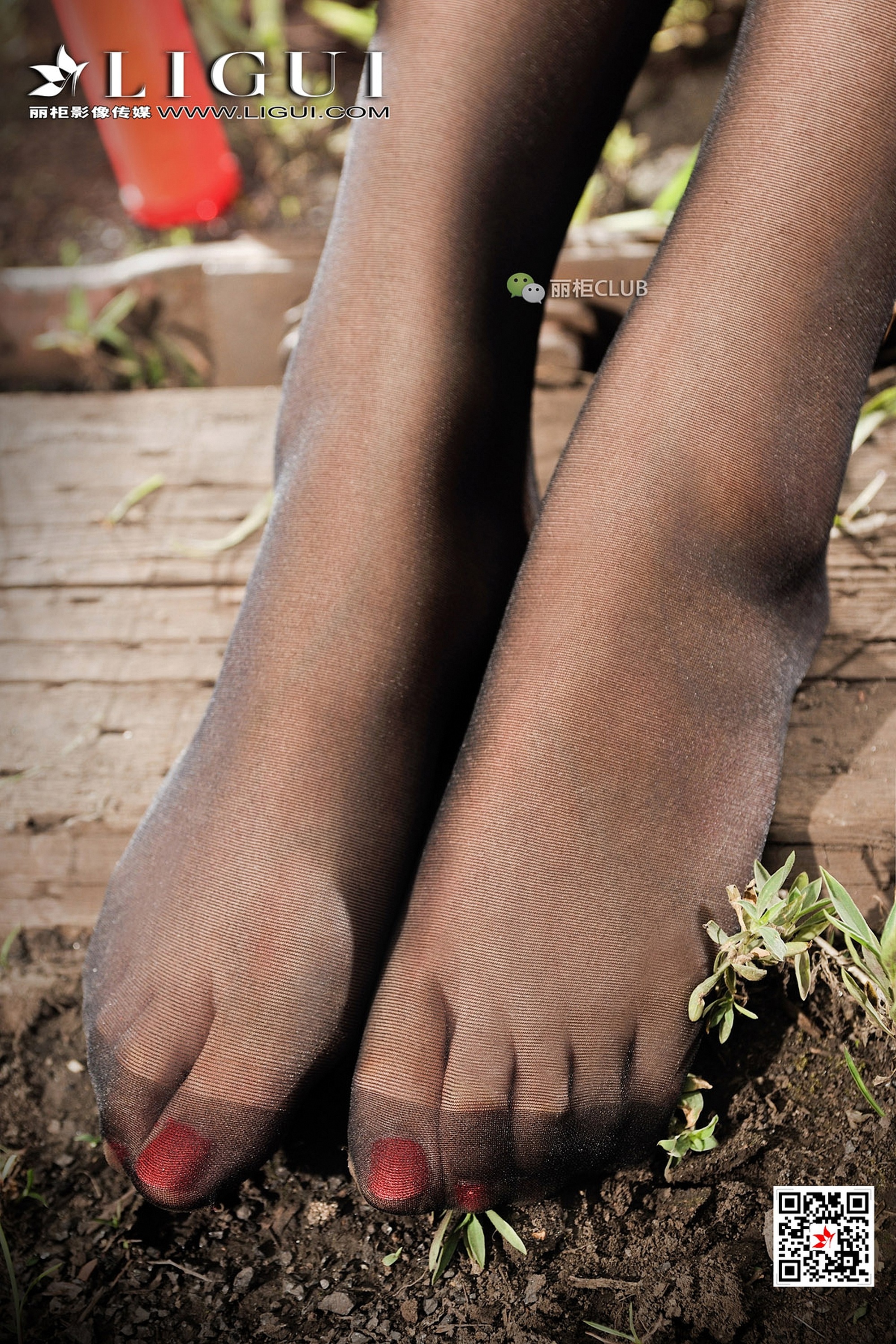 pretty lady dirty feet 60