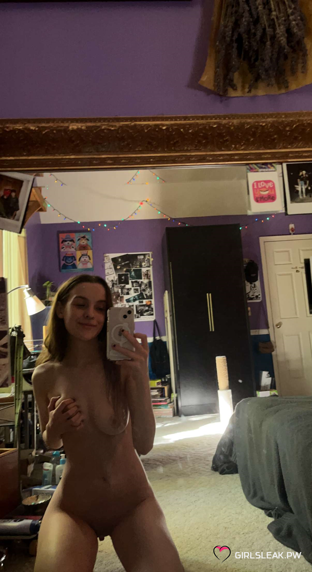 Look at this hot bitch