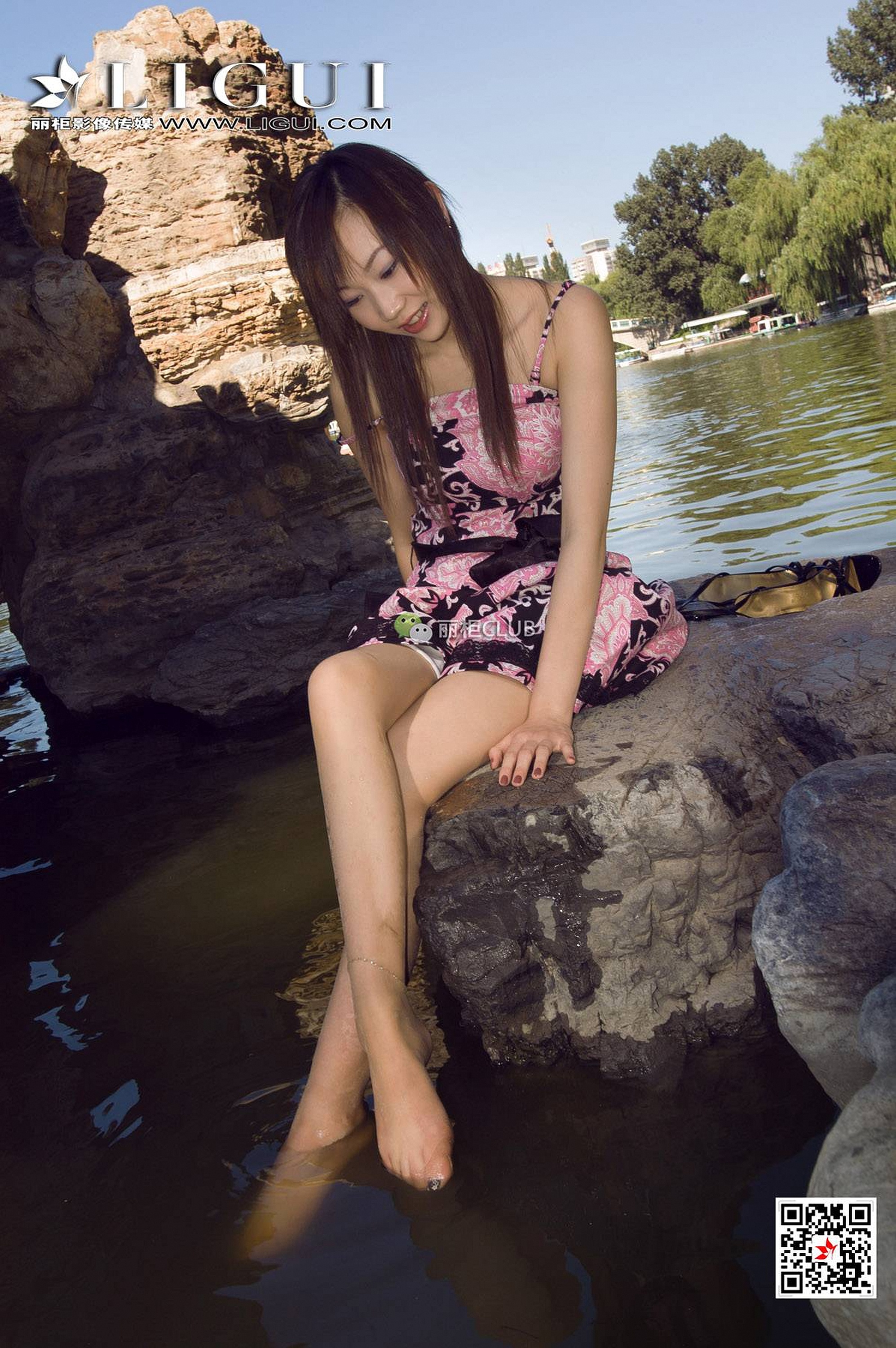 pretty lady dirty feet 75