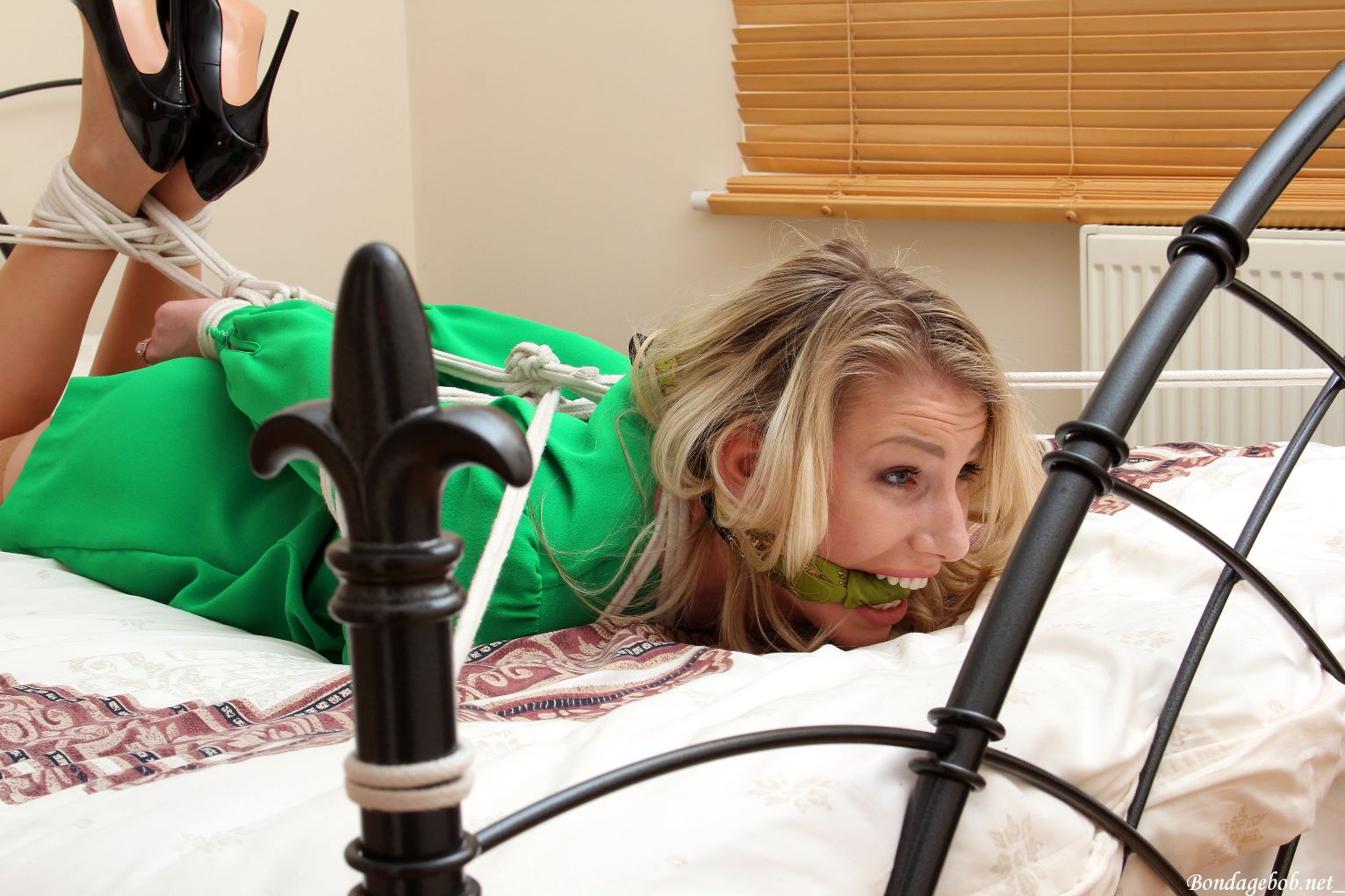 Tied Sexy Beauties 470-3