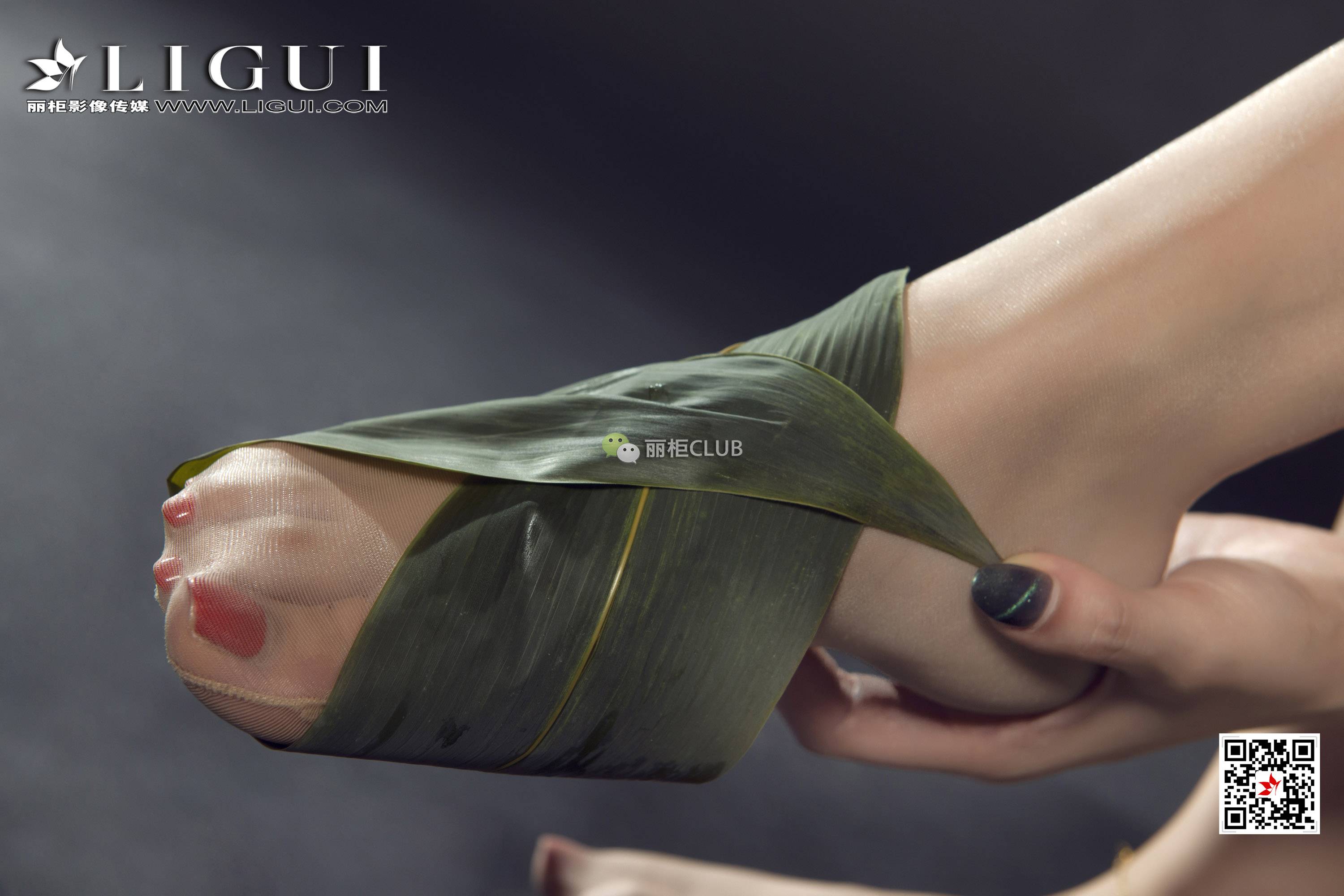 pretty lady dirty feet 80