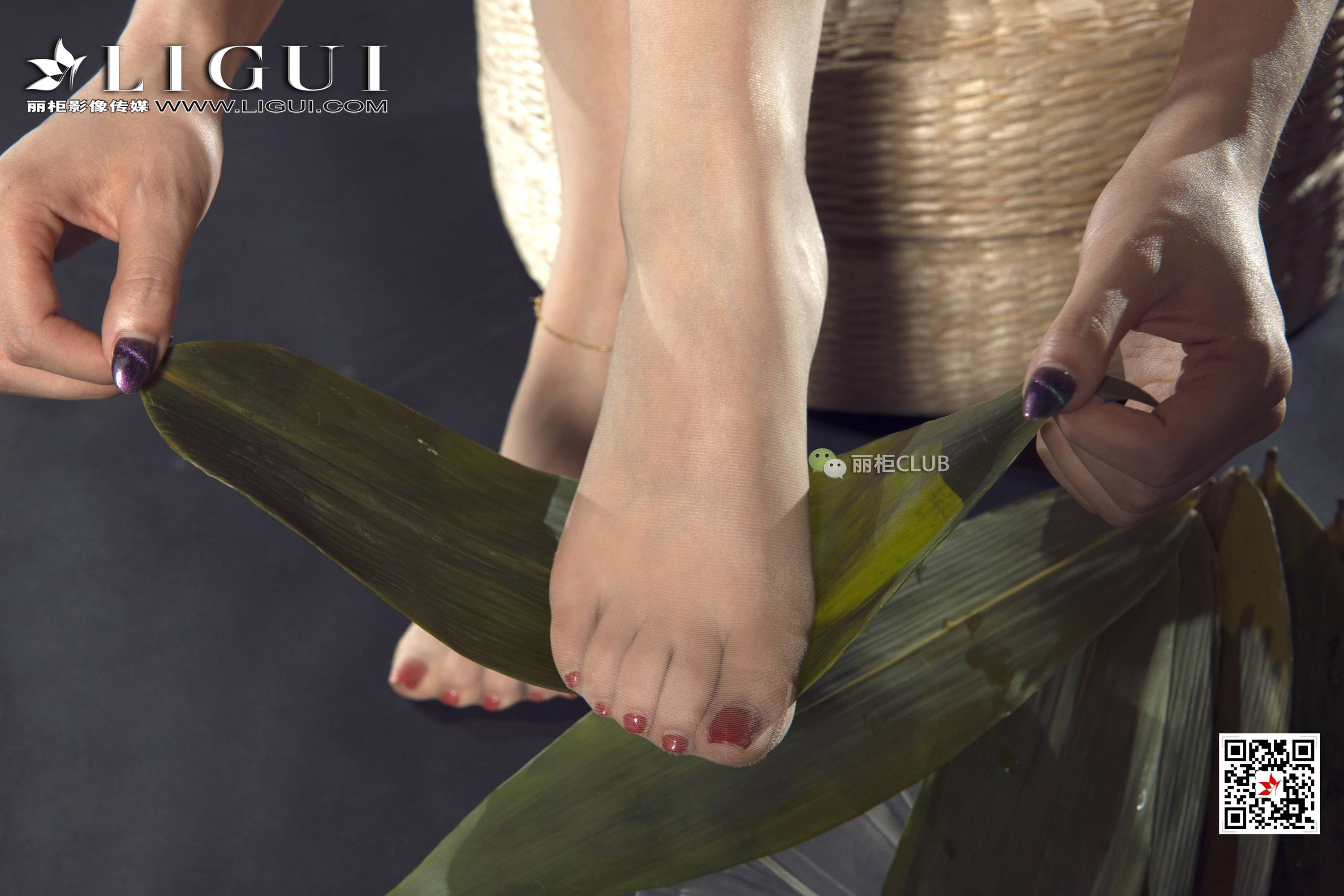 pretty lady dirty feet 80