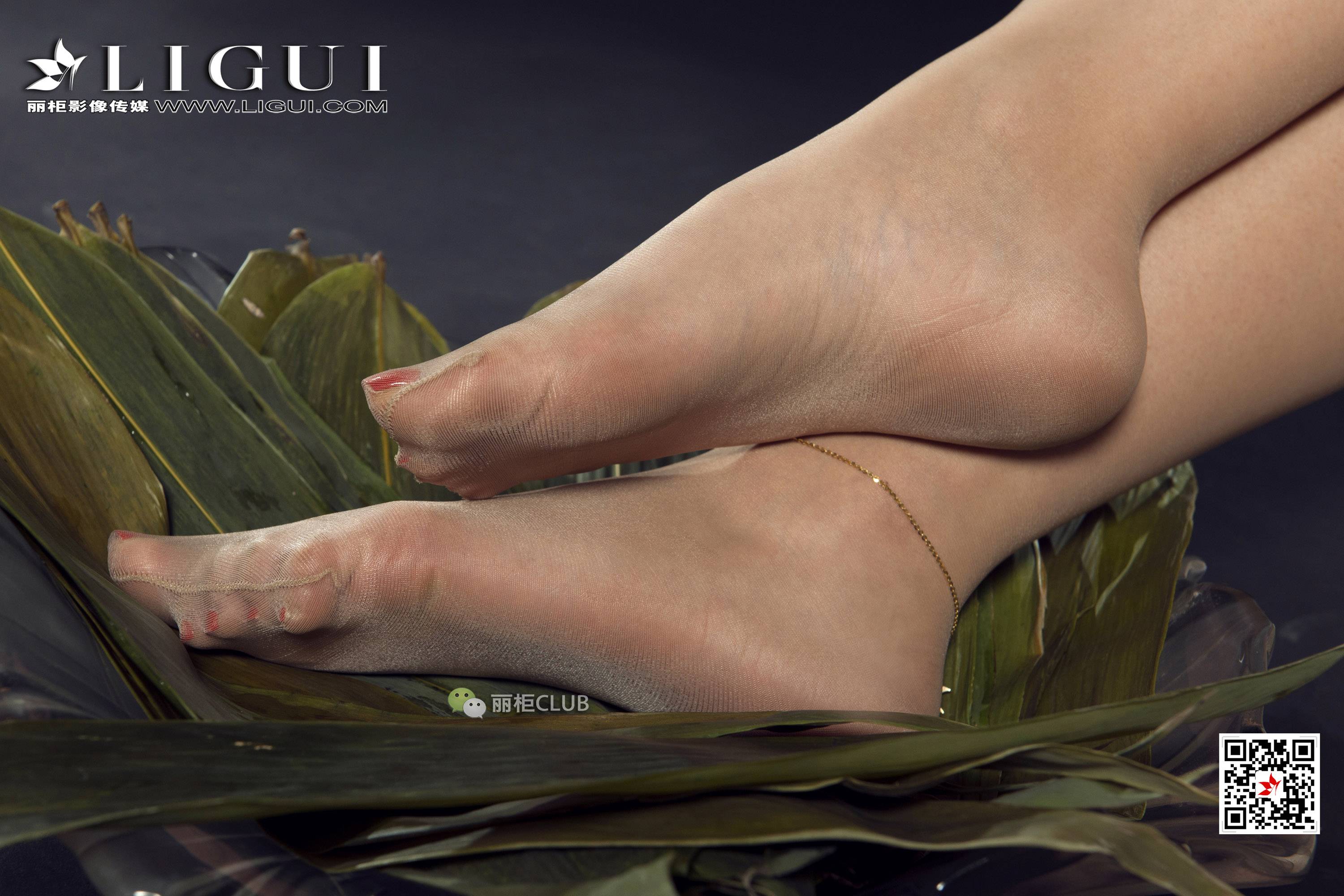 pretty lady dirty feet 80