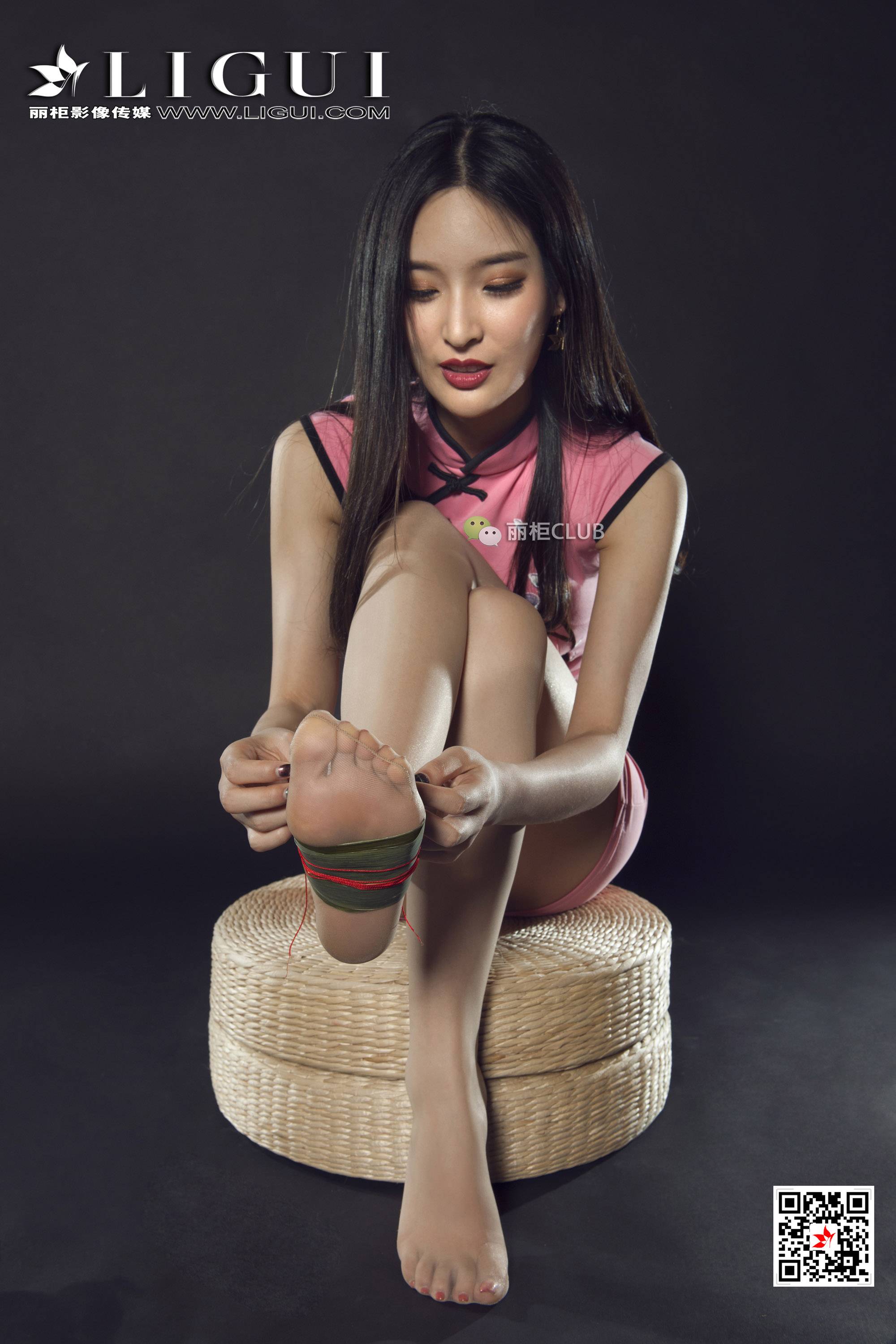 pretty lady dirty feet 80