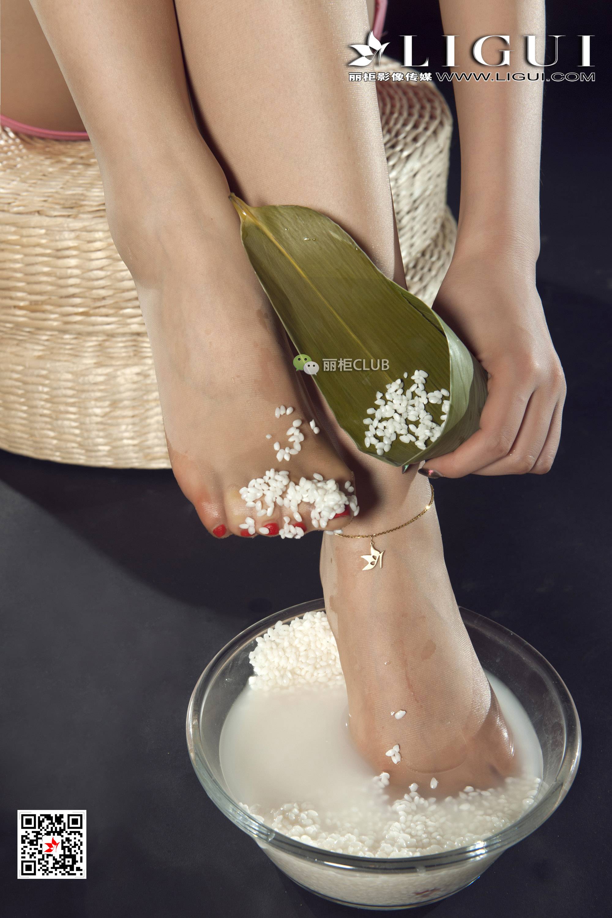 pretty lady dirty feet 80