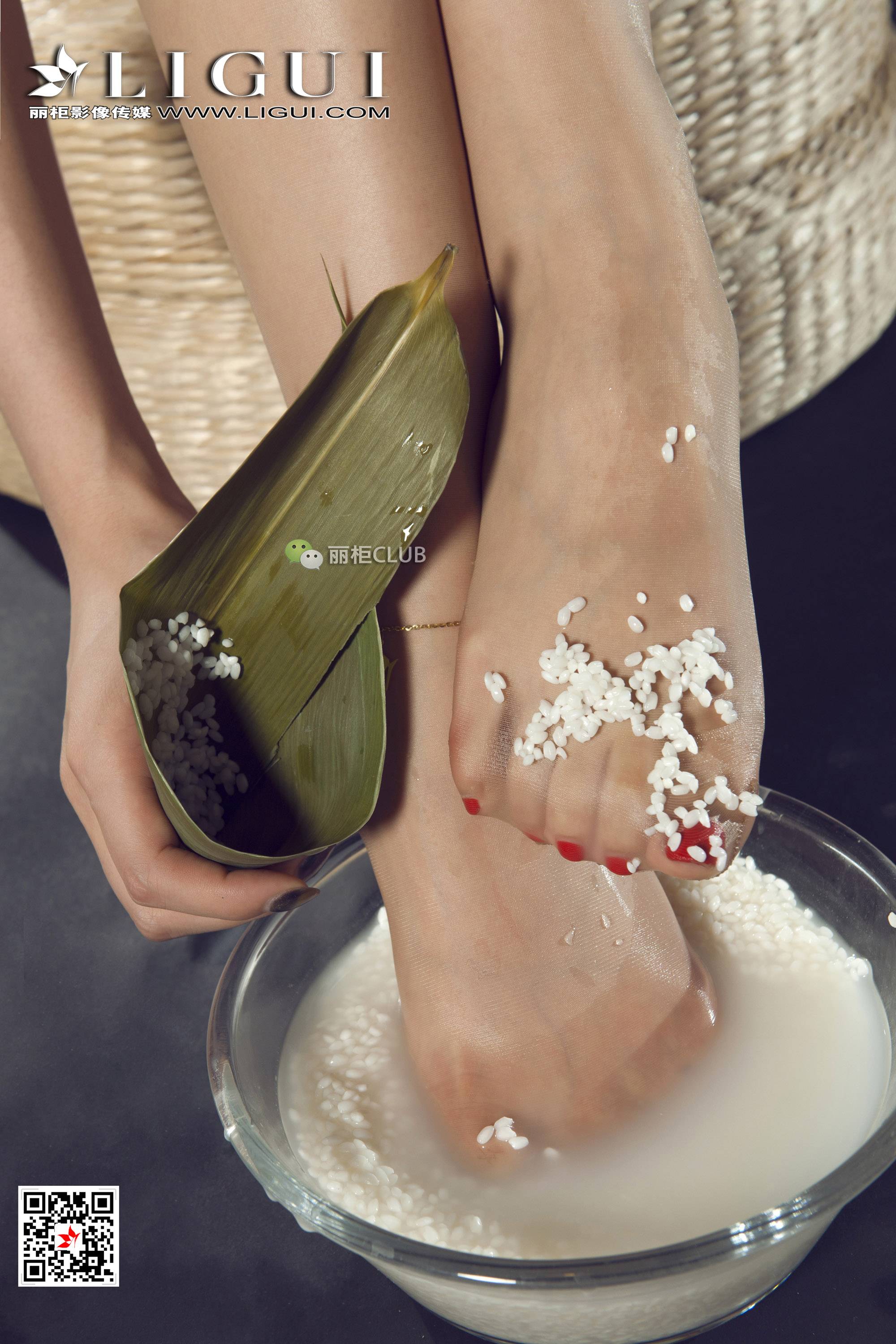 pretty lady dirty feet 80