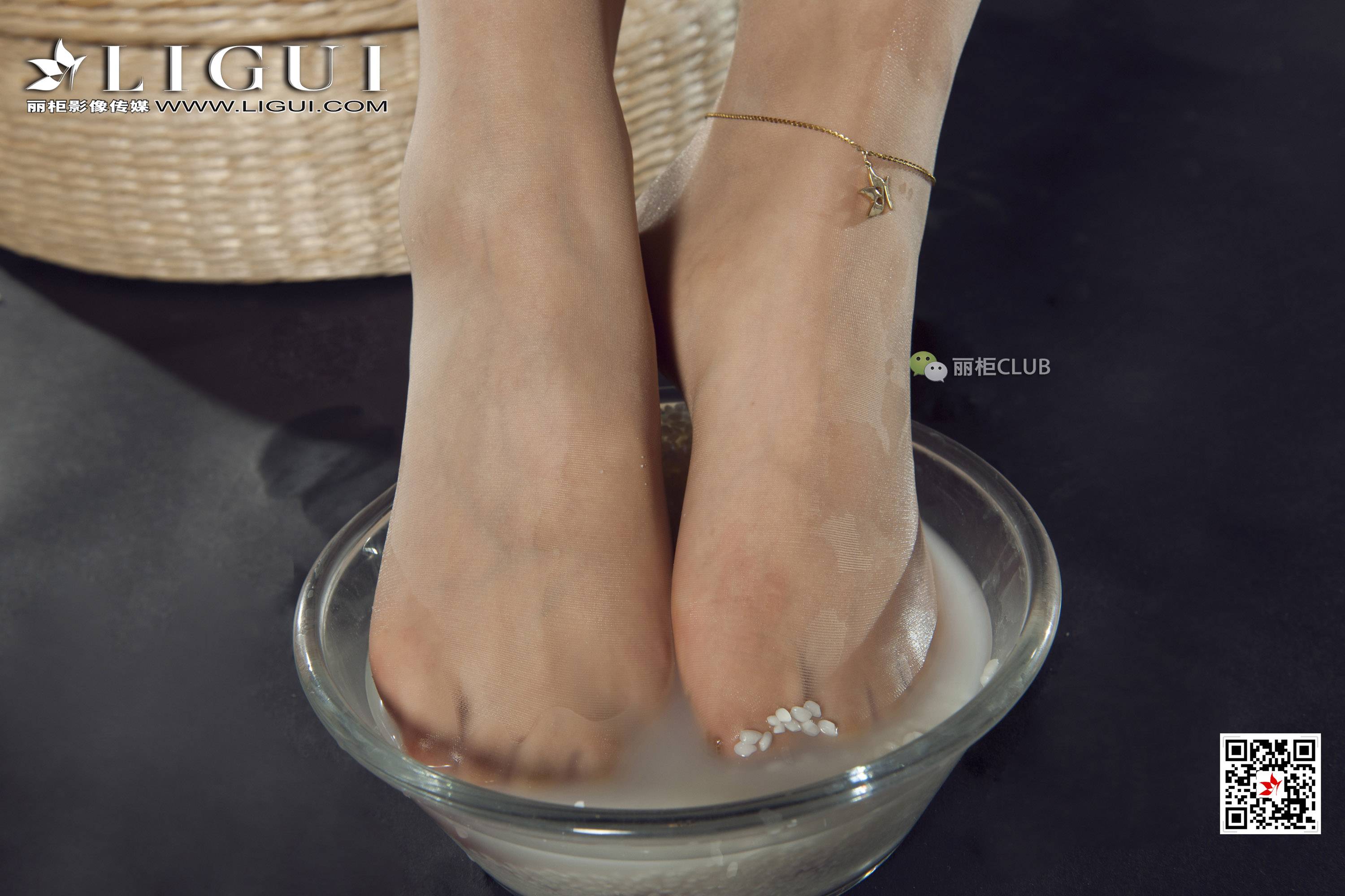 pretty lady dirty feet 80