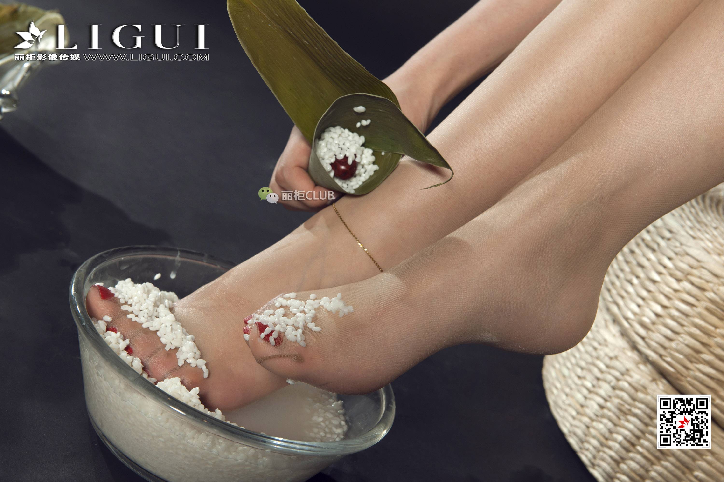 pretty lady dirty feet 80