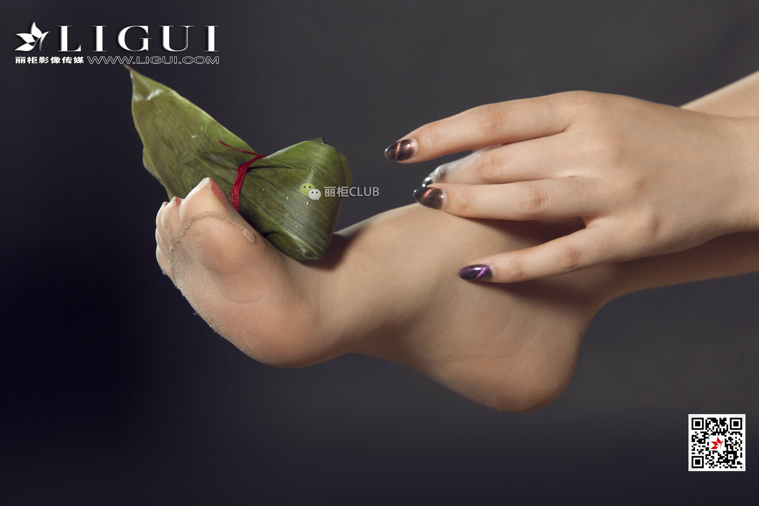 pretty lady dirty feet 80