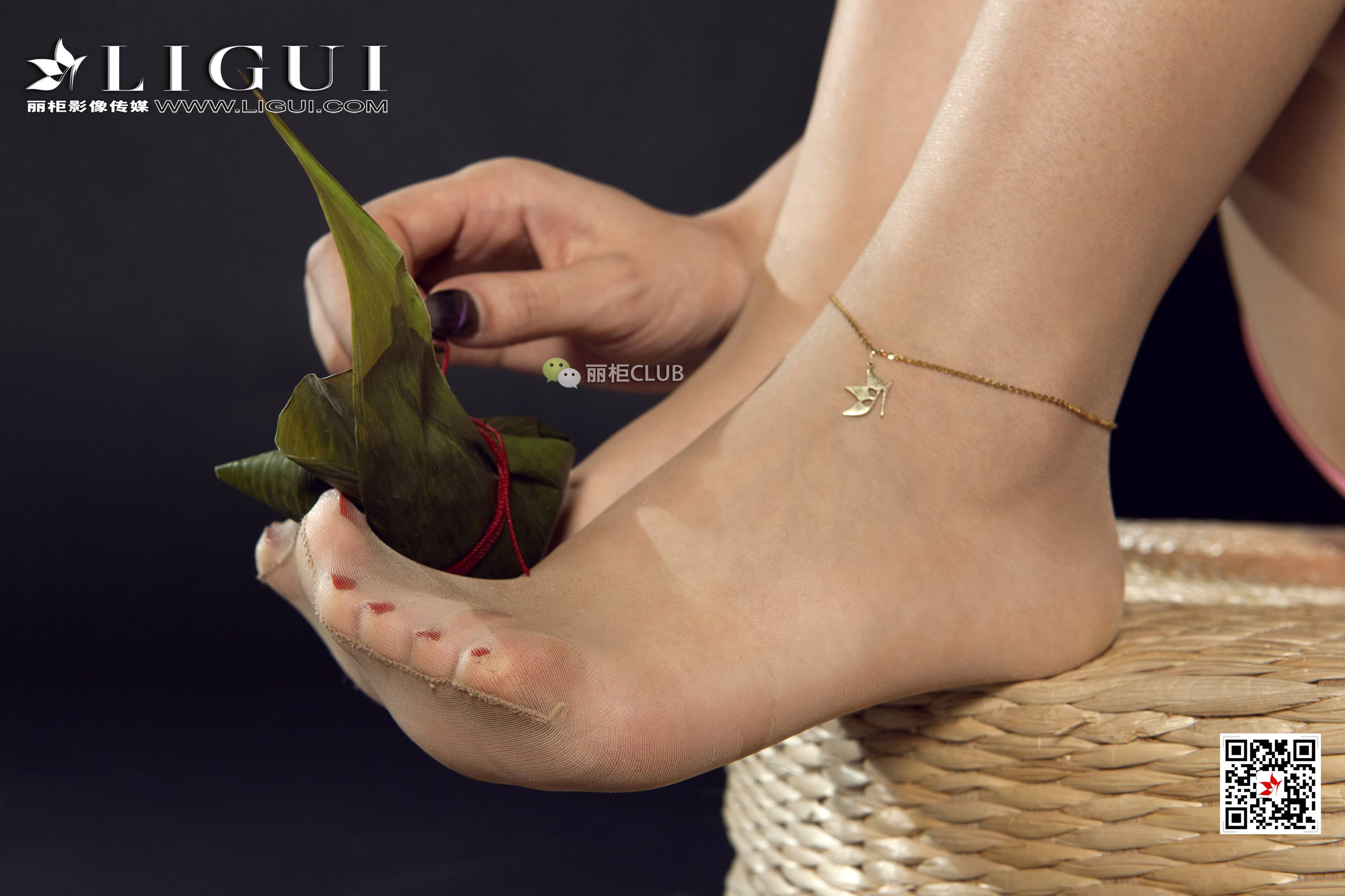 pretty lady dirty feet 80