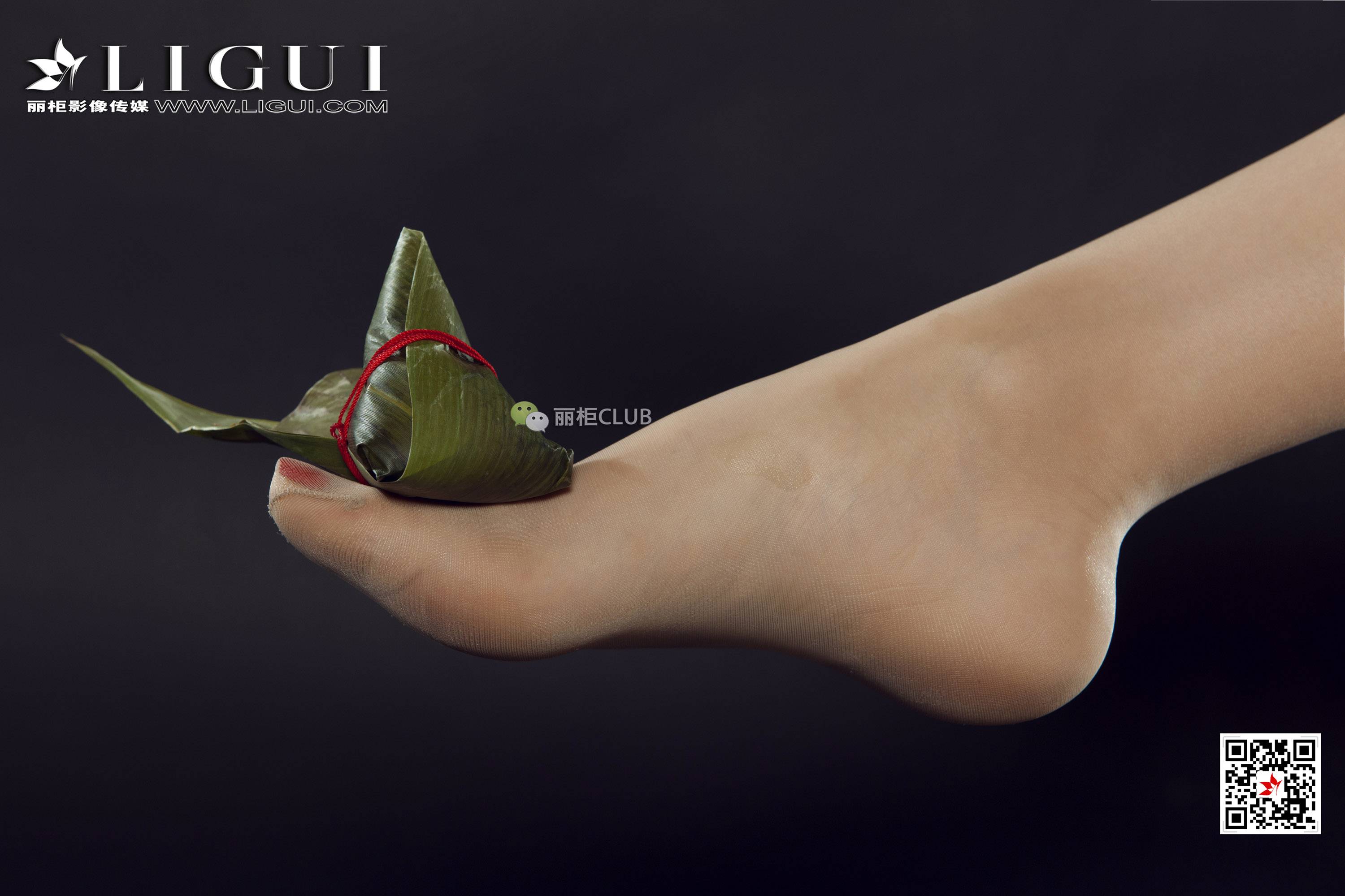 pretty lady dirty feet 80