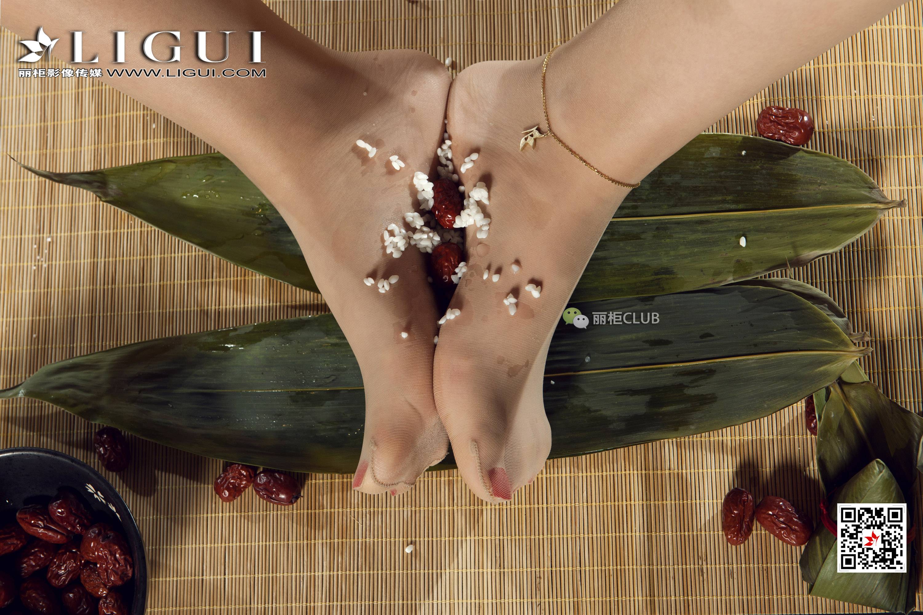 pretty lady dirty feet 80